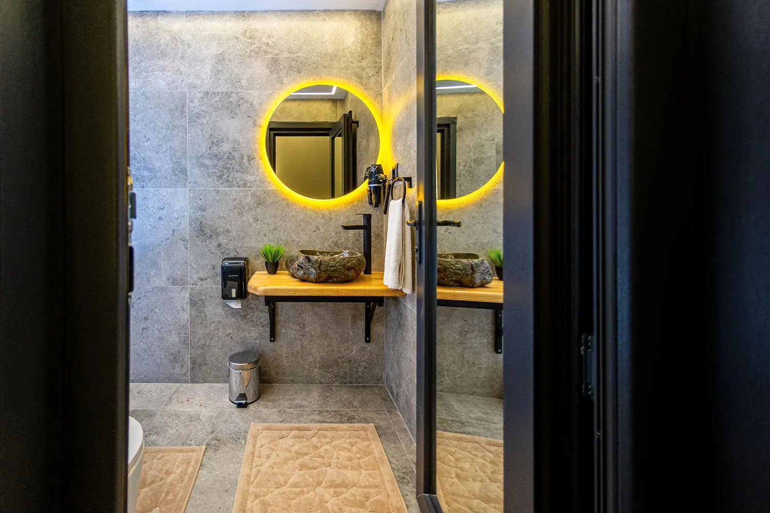 Shower in Pavri suit bungalov