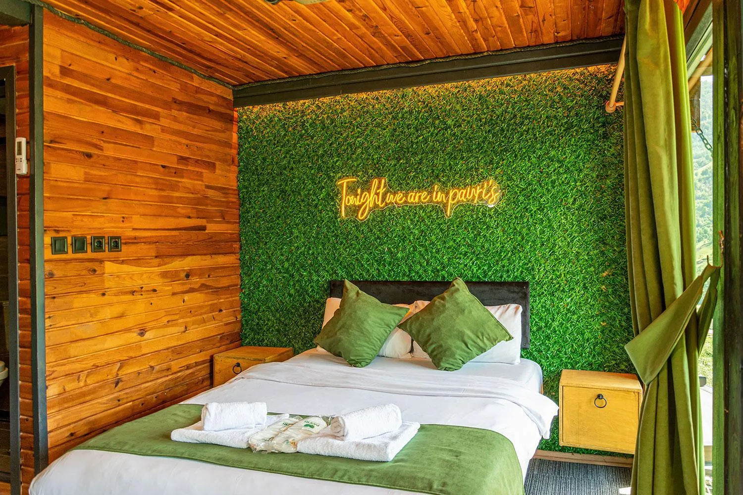 Bed in Pavri suit bungalov