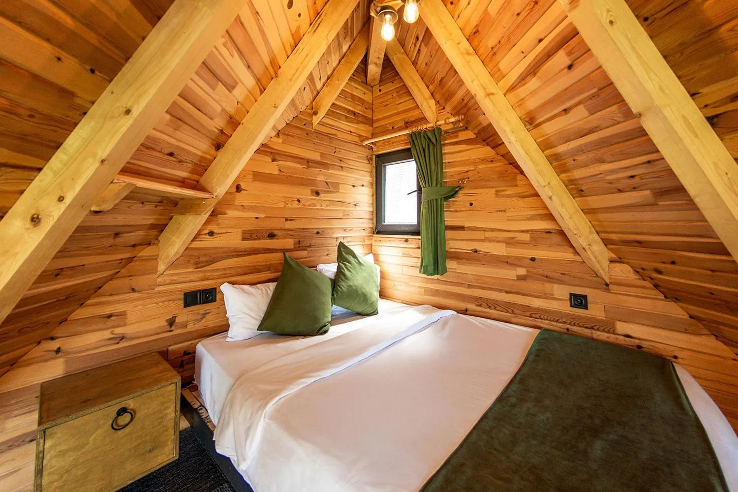 Bed in Pavri suit bungalov