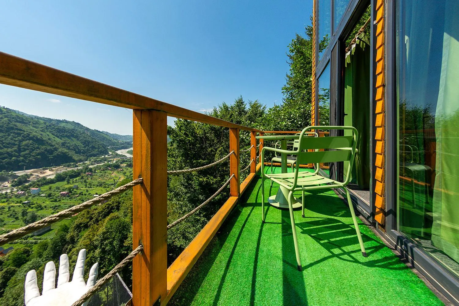 Day in Pavri suit bungalov