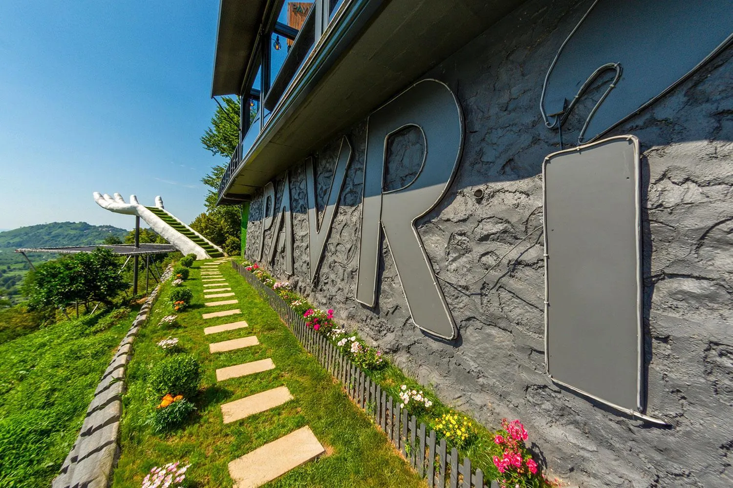 Restaurant/places to eat in Pavri suit bungalov