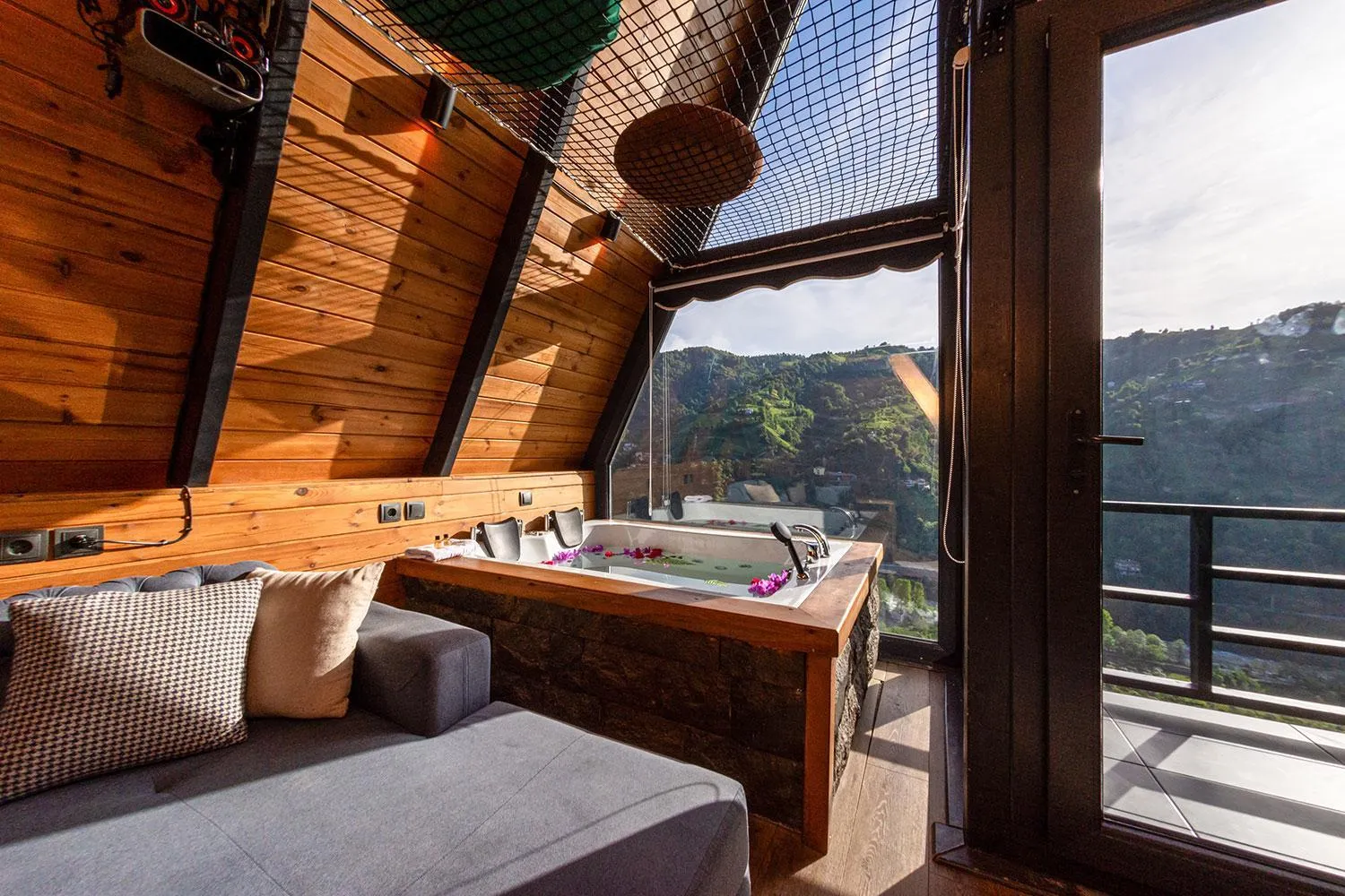 Photo of the whole room in Pavri suit bungalov