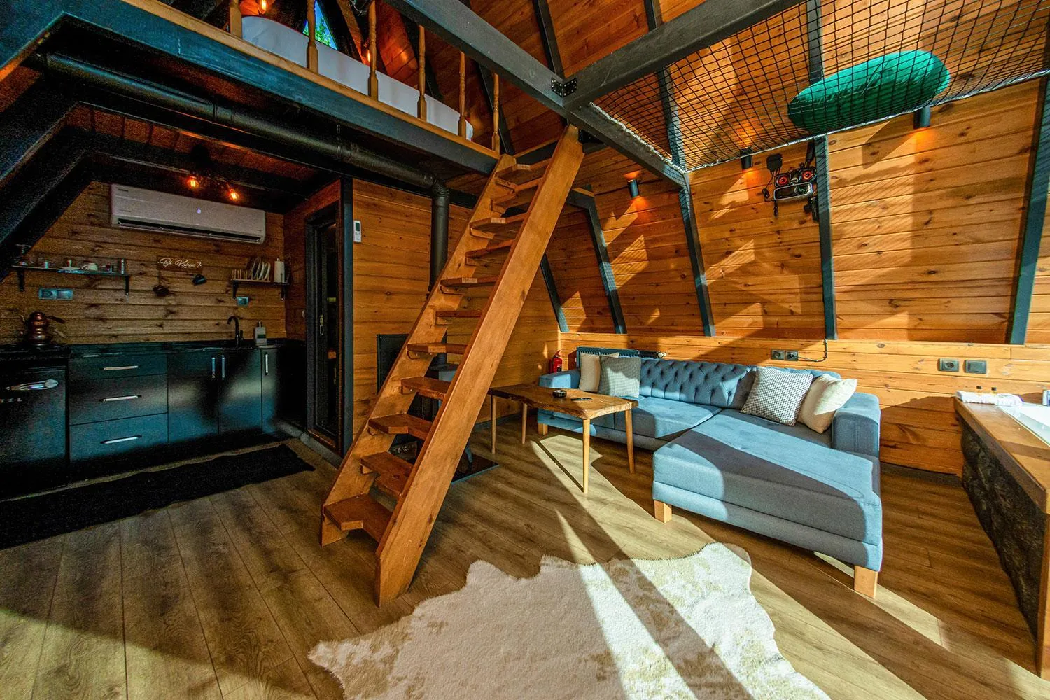 Photo of the whole room, Bed in Pavri suit bungalov