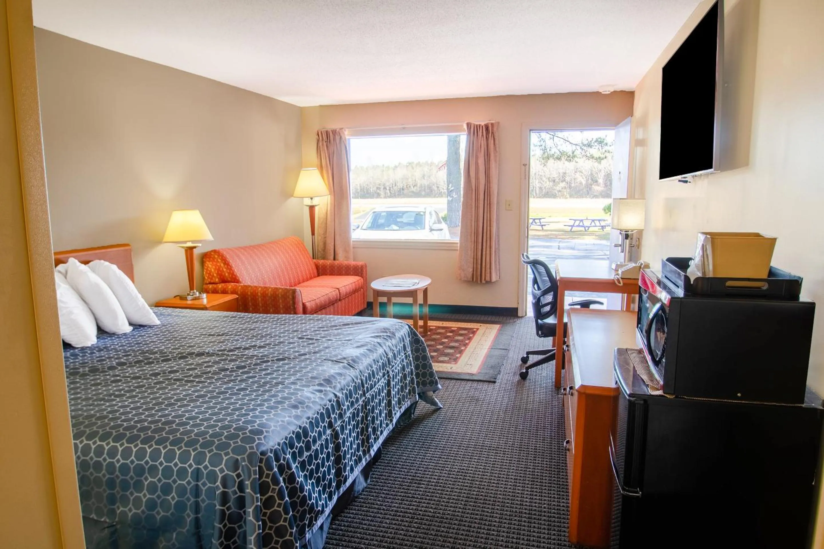 Bedroom, Bed in Sportsman's Inn Plymouth 252-793-3095