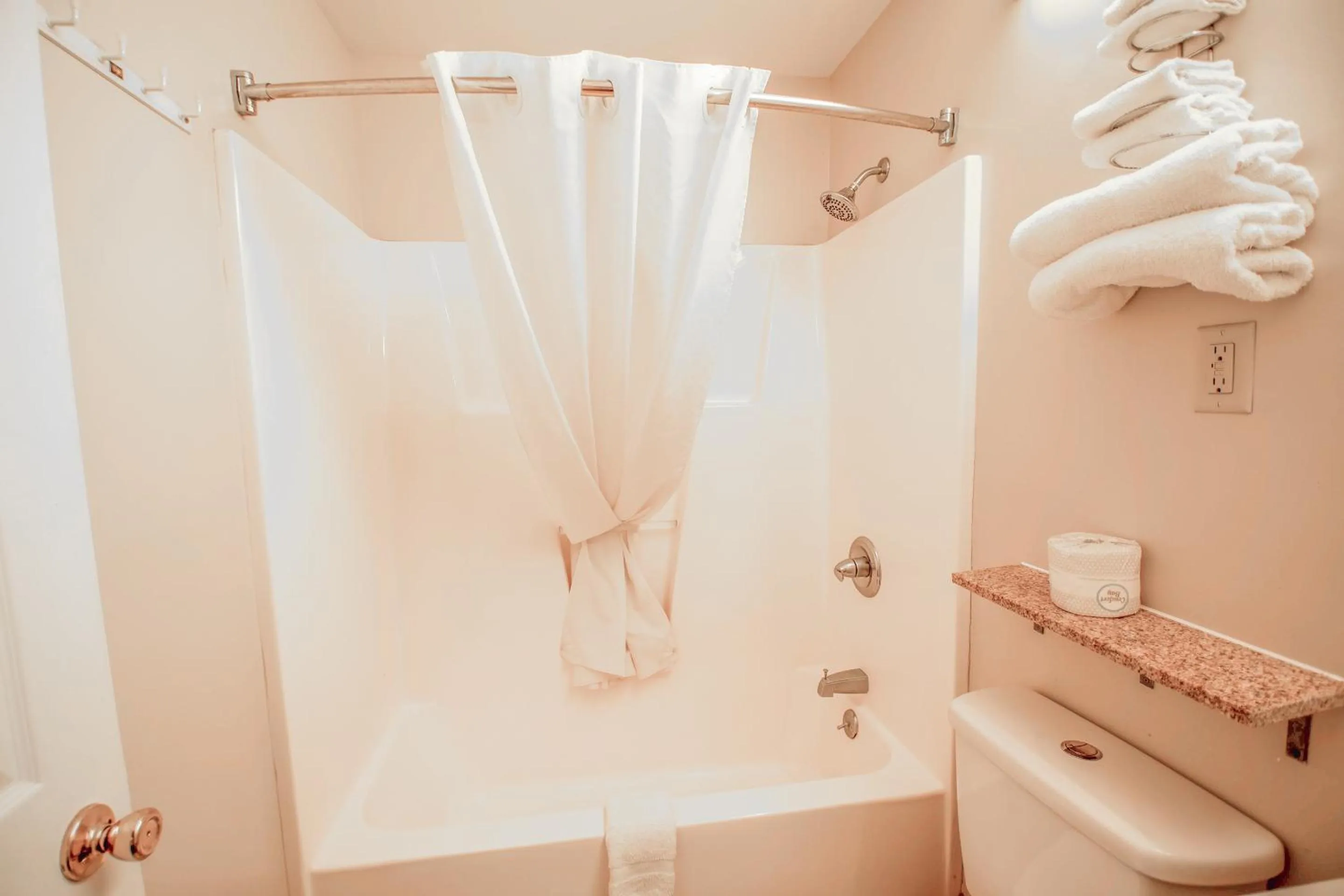 Bathroom in Sportsman's Inn Plymouth 252-793-3095