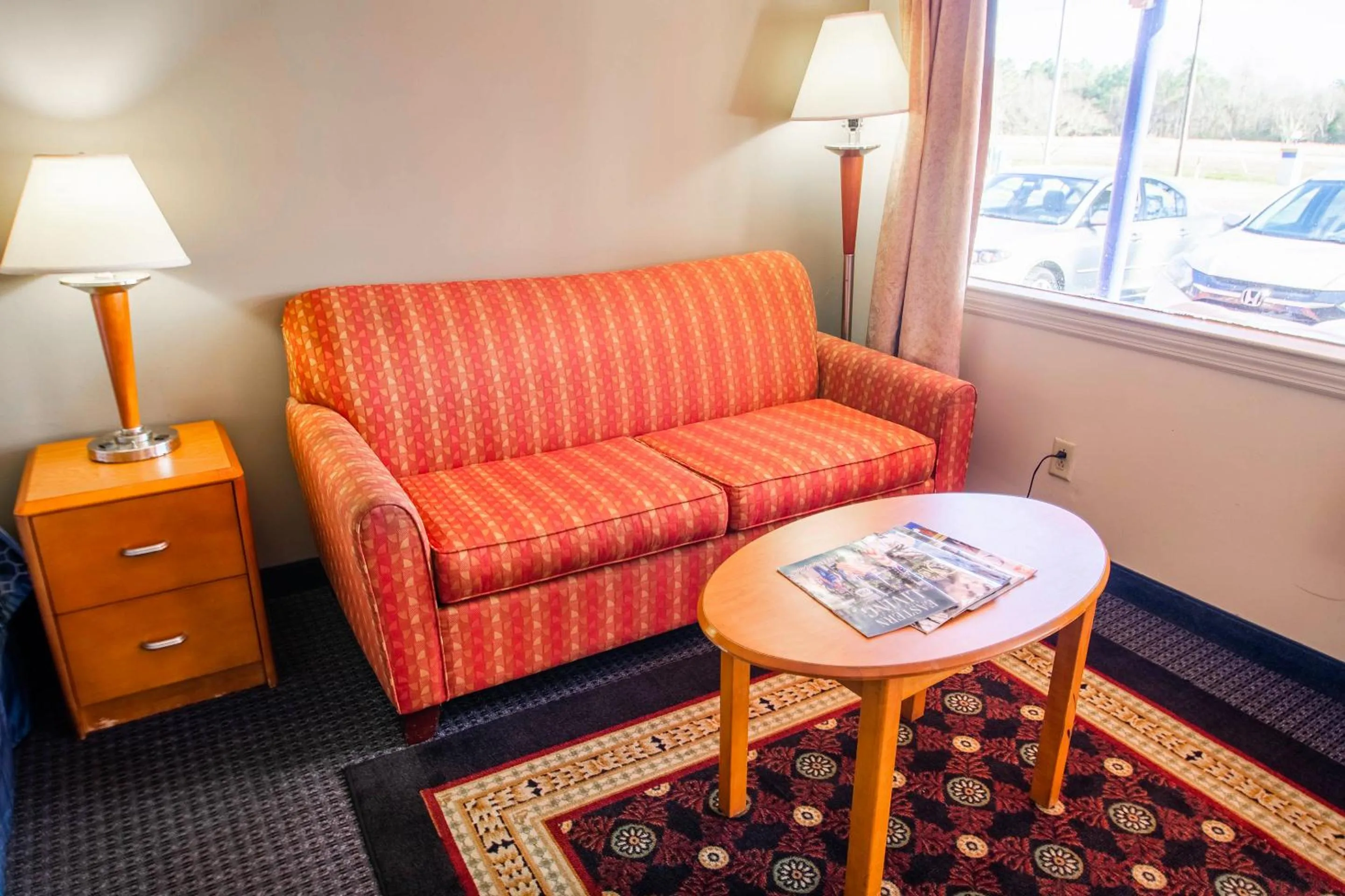 Seating area in Sportsman's Inn Plymouth 252-793-3095