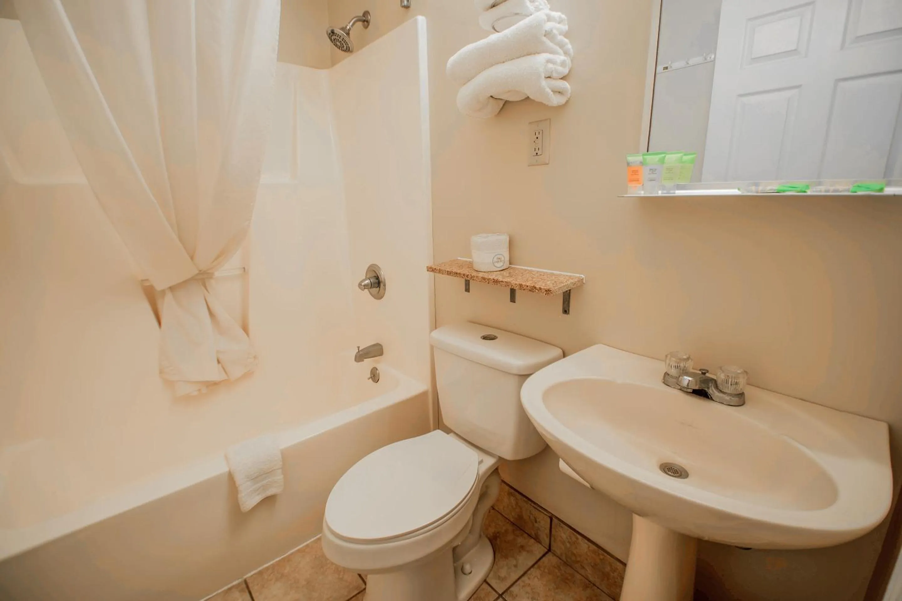 Bathroom in Sportsman's Inn Plymouth 252-793-3095