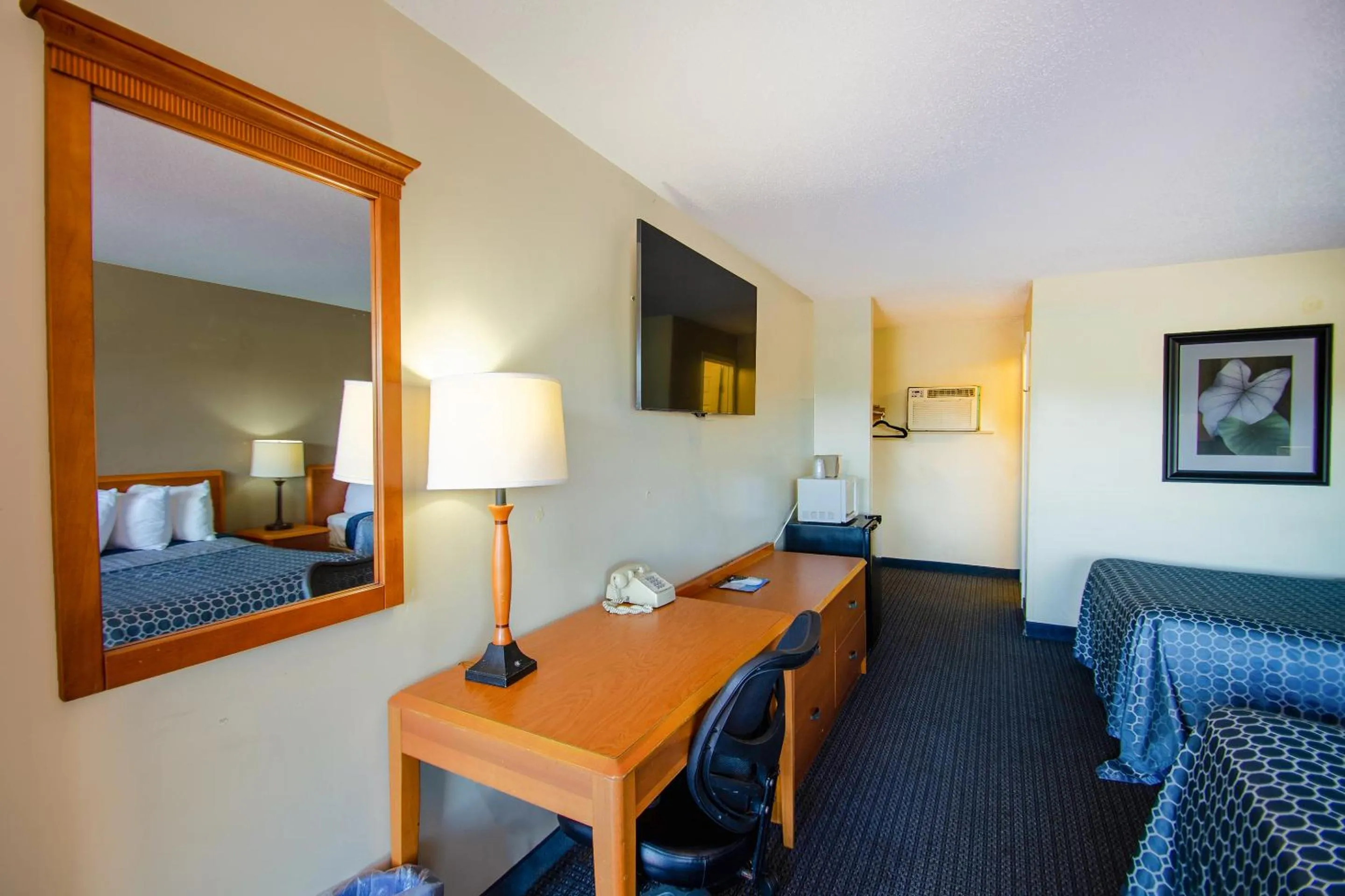 Bedroom, Bed in Sportsman's Inn Plymouth 252-793-3095