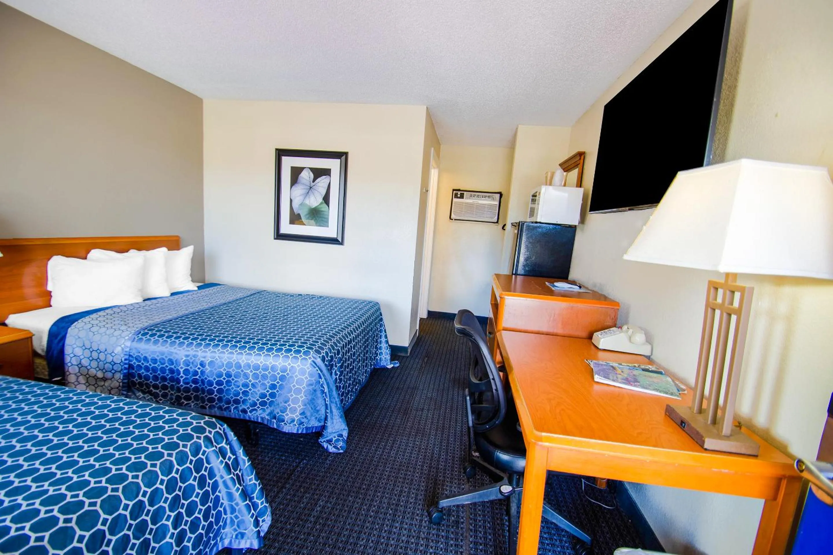 Bedroom, Bed in Sportsman's Inn Plymouth 252-793-3095