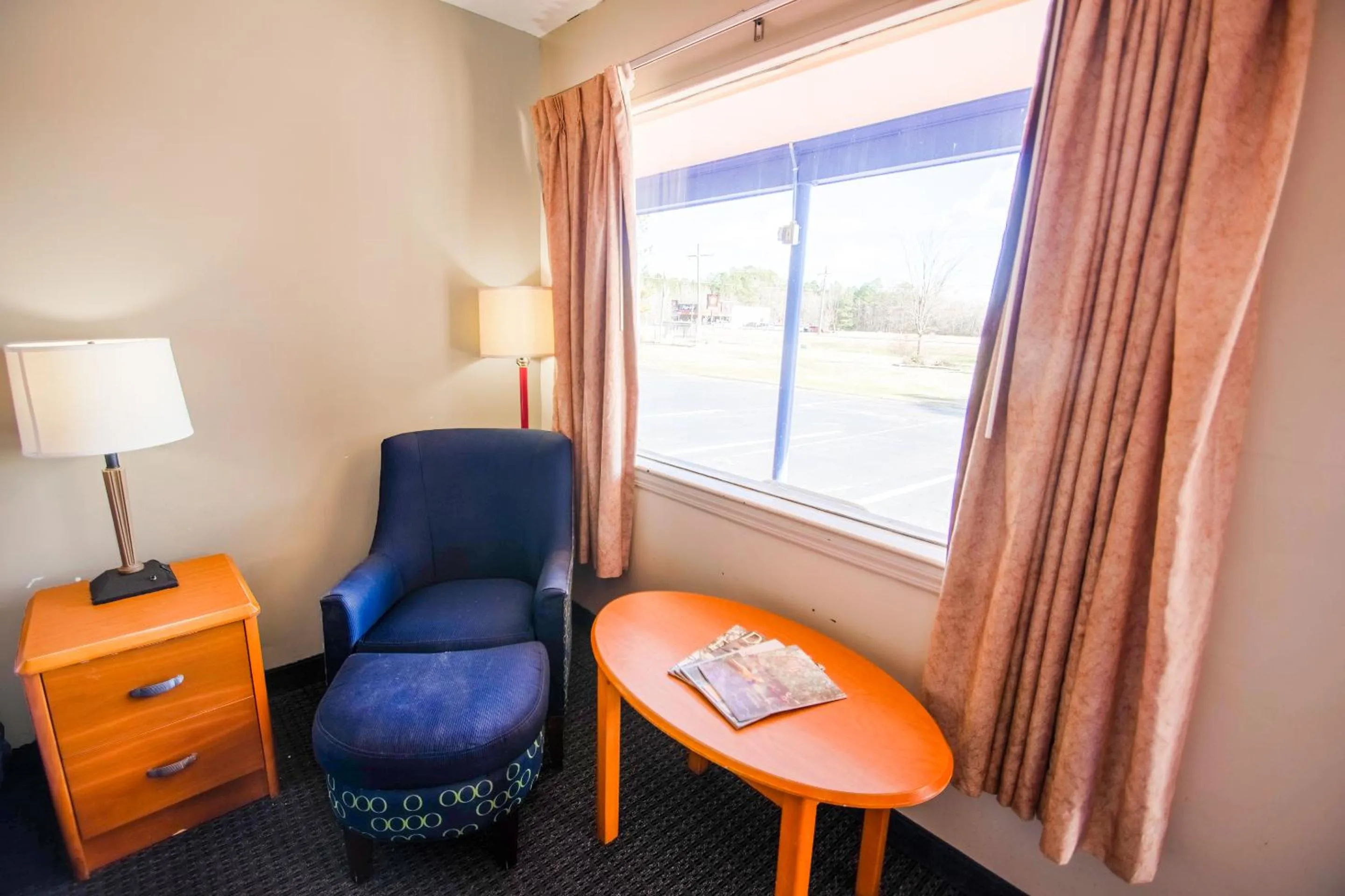 Bedroom in Sportsman's Inn Plymouth 252-793-3095