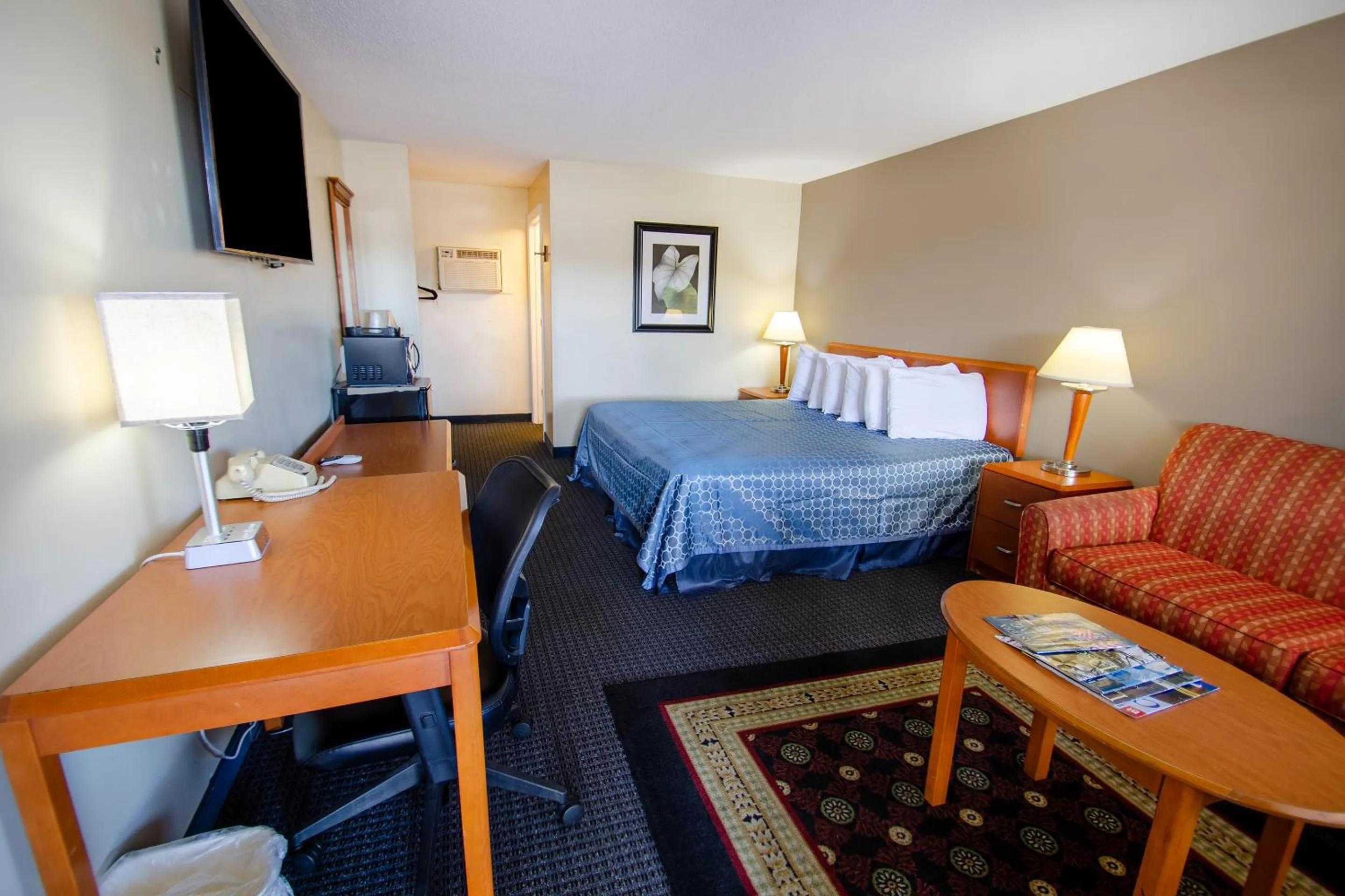 Bedroom, Bed in Sportsman's Inn Plymouth 252-793-3095