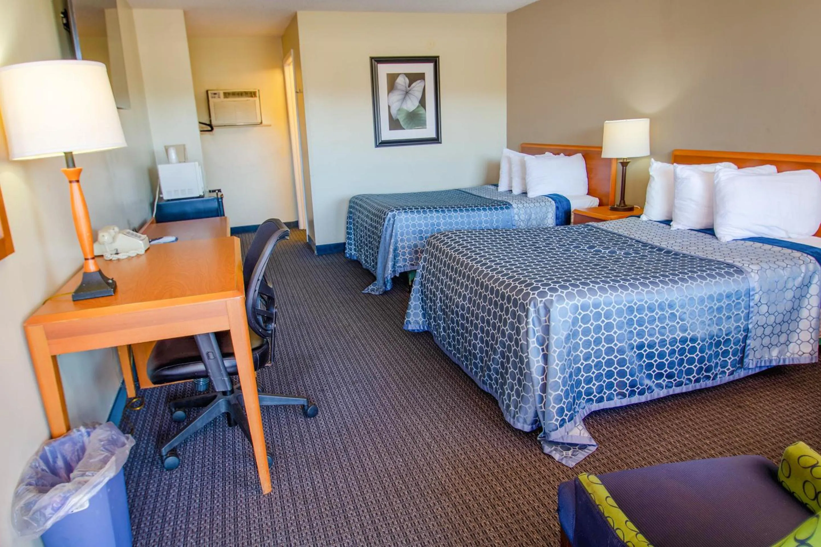 Bedroom, Bed in Sportsman's Inn Plymouth 252-793-3095