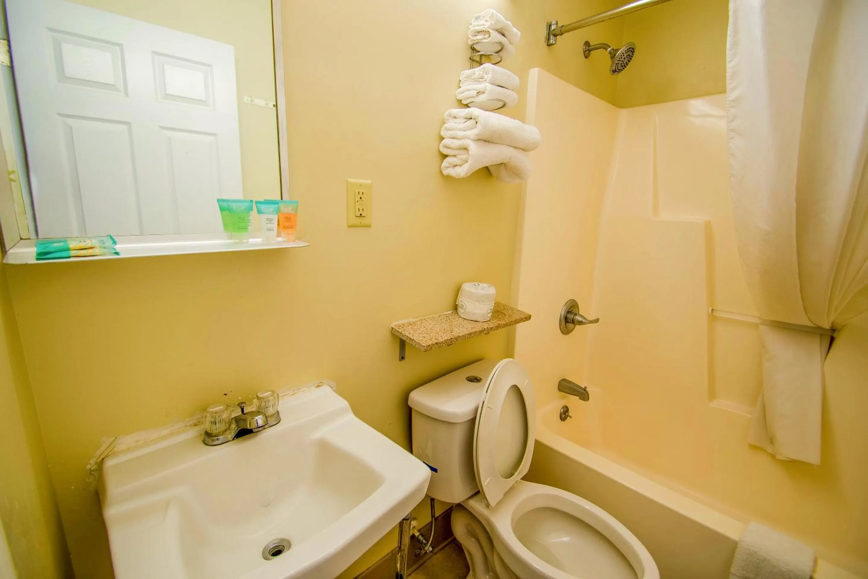 Bathroom in Sportsman's Inn Plymouth 252-793-3095