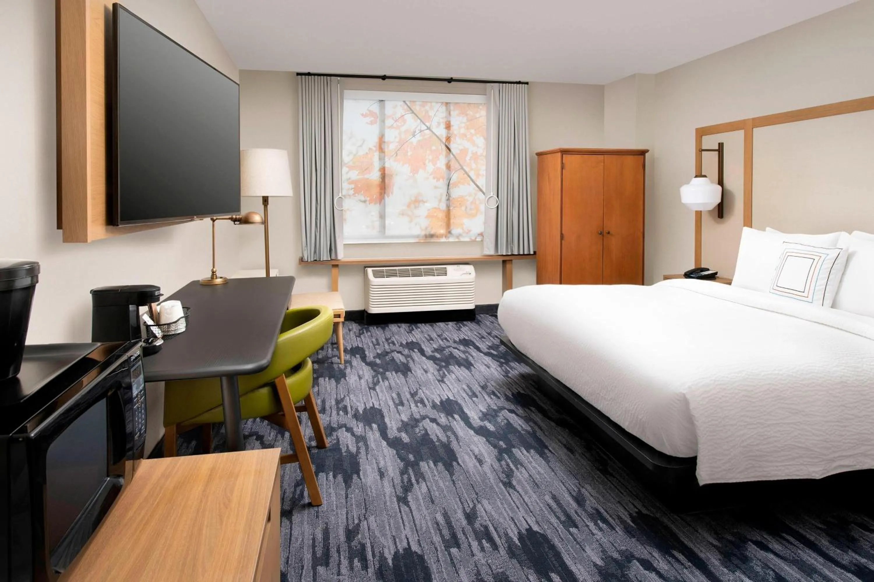 Photo of the whole room, Bed in Fairfield Inn & Suites by Marriott Alexandria West/Mark Center