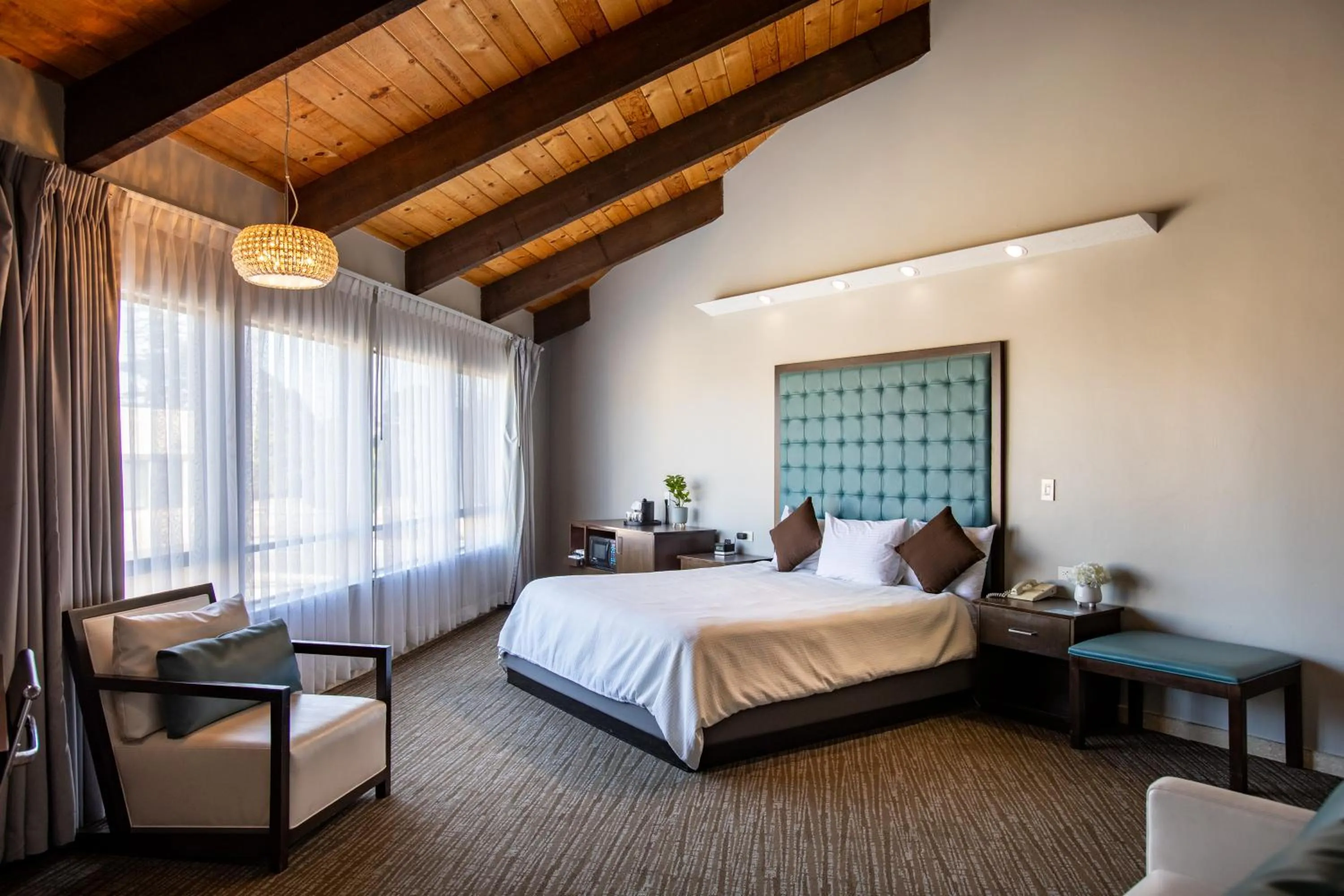 Photo of the whole room, Bed in Munras Inn