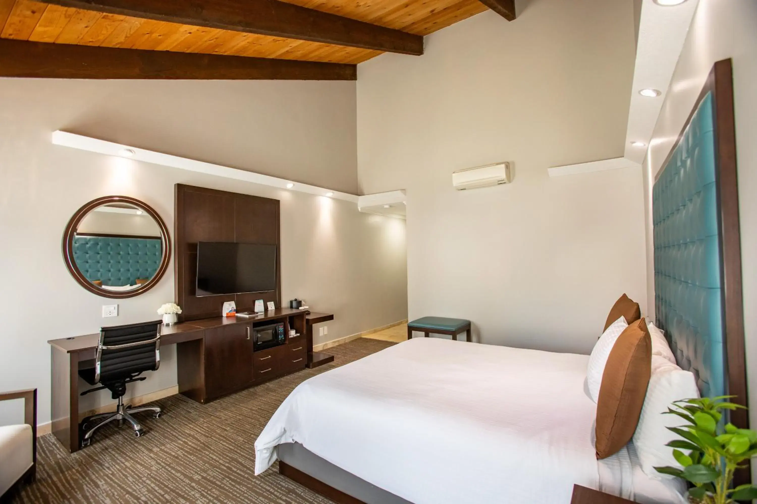 Deluxe King Room with Balcony in Munras Inn Deluxe King Room with Balcony in Munras Inn