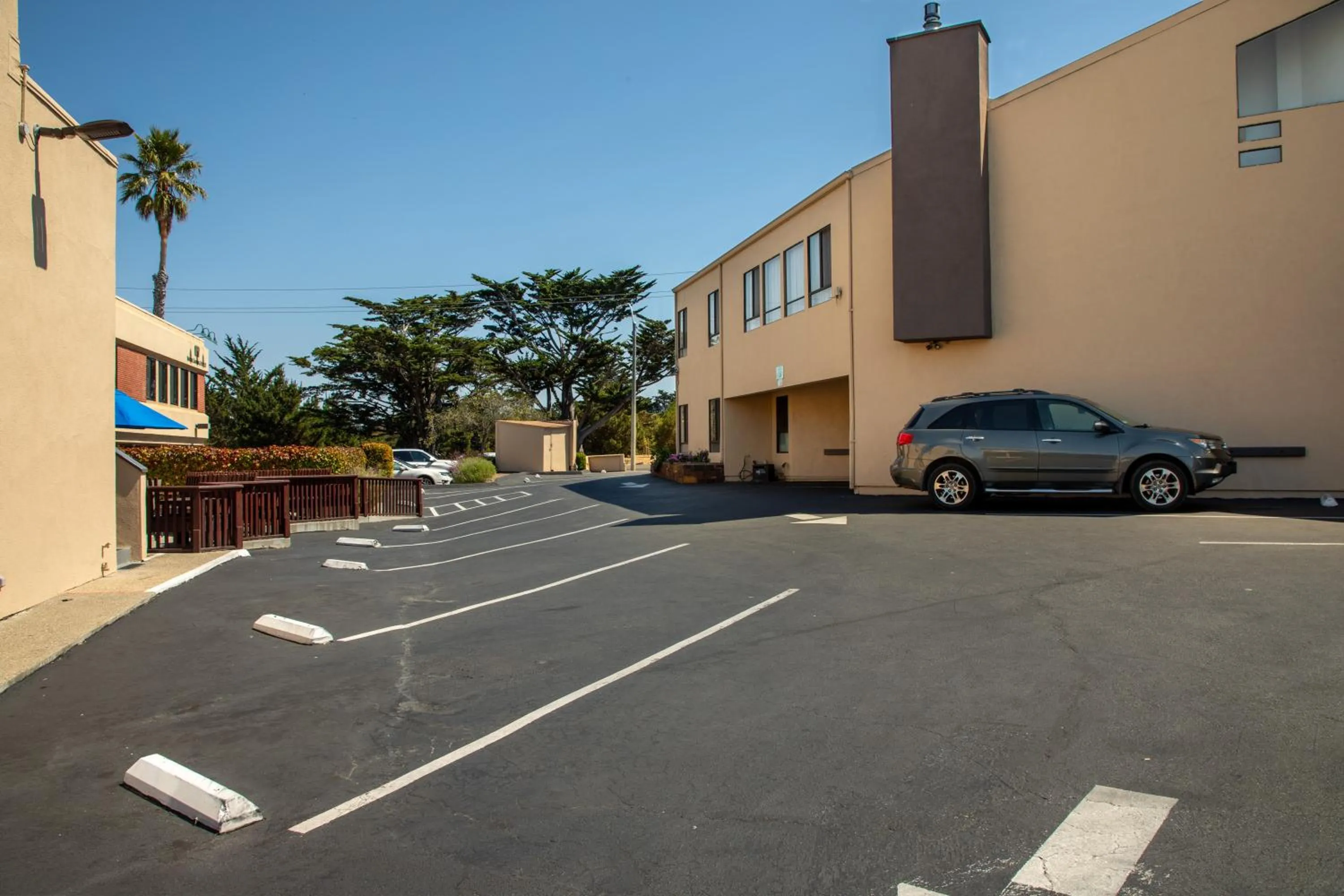 Parking in Munras Inn