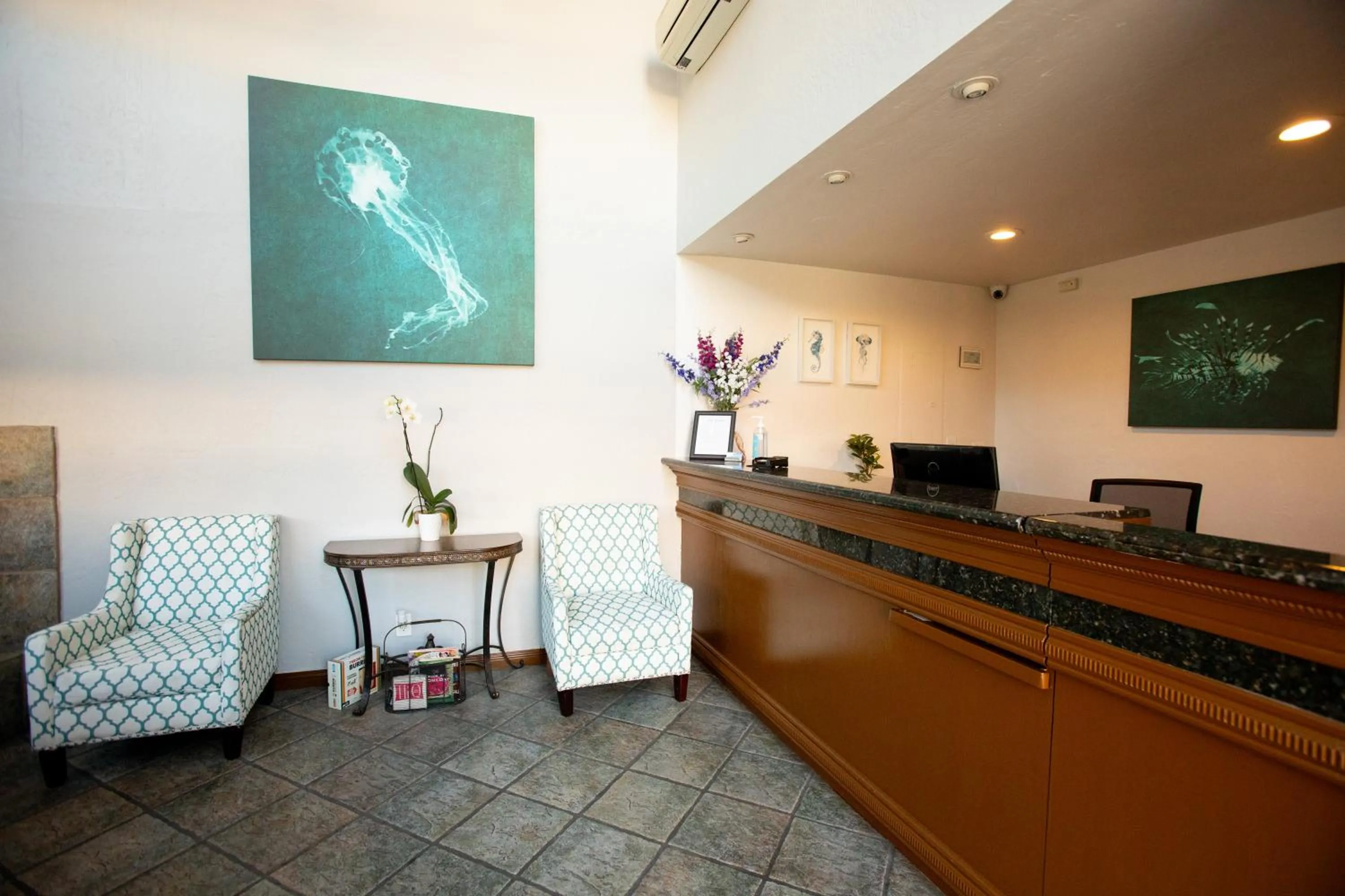 Lobby or reception in Munras Inn