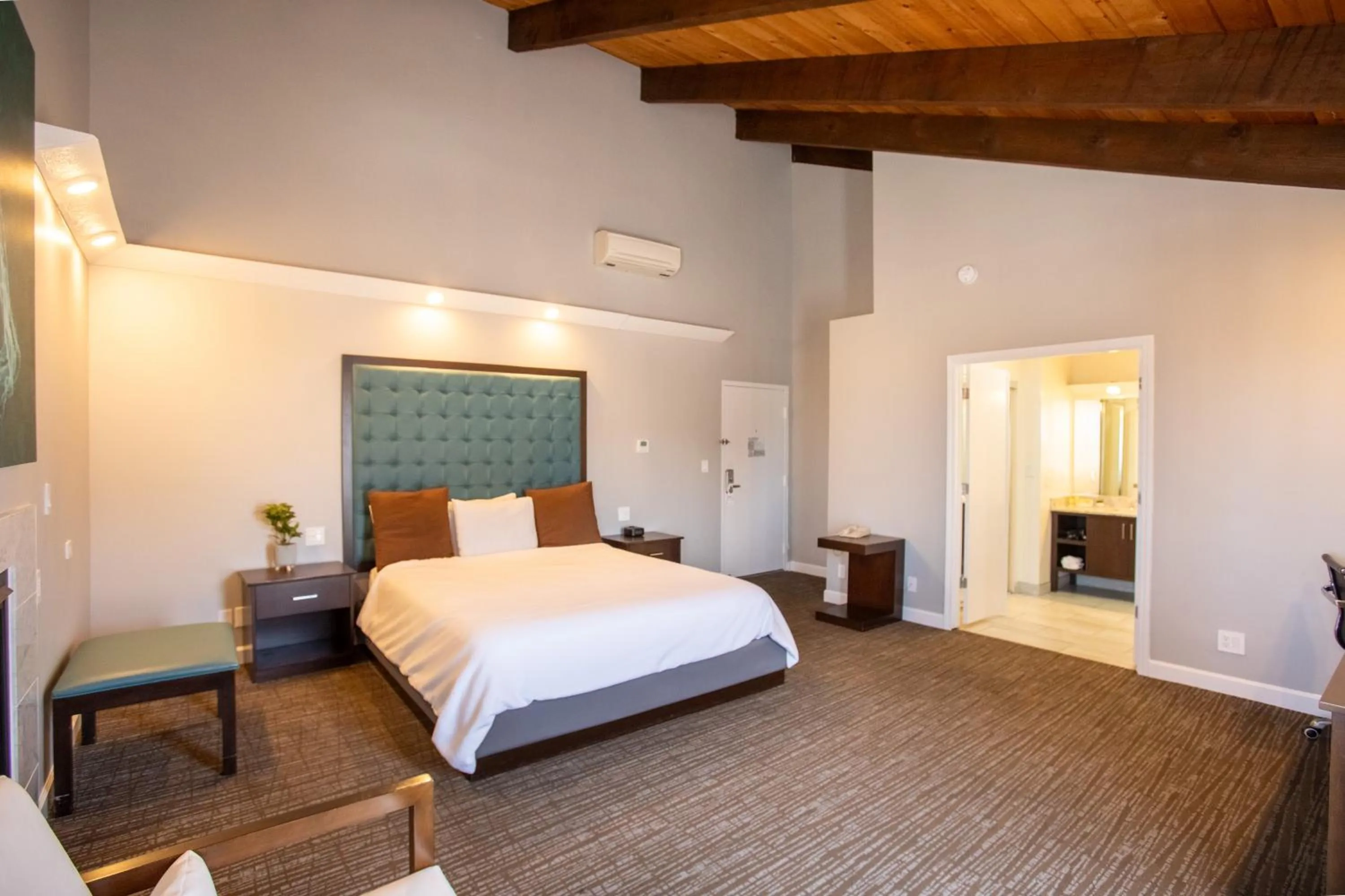 Bedroom, Bed in Munras Inn