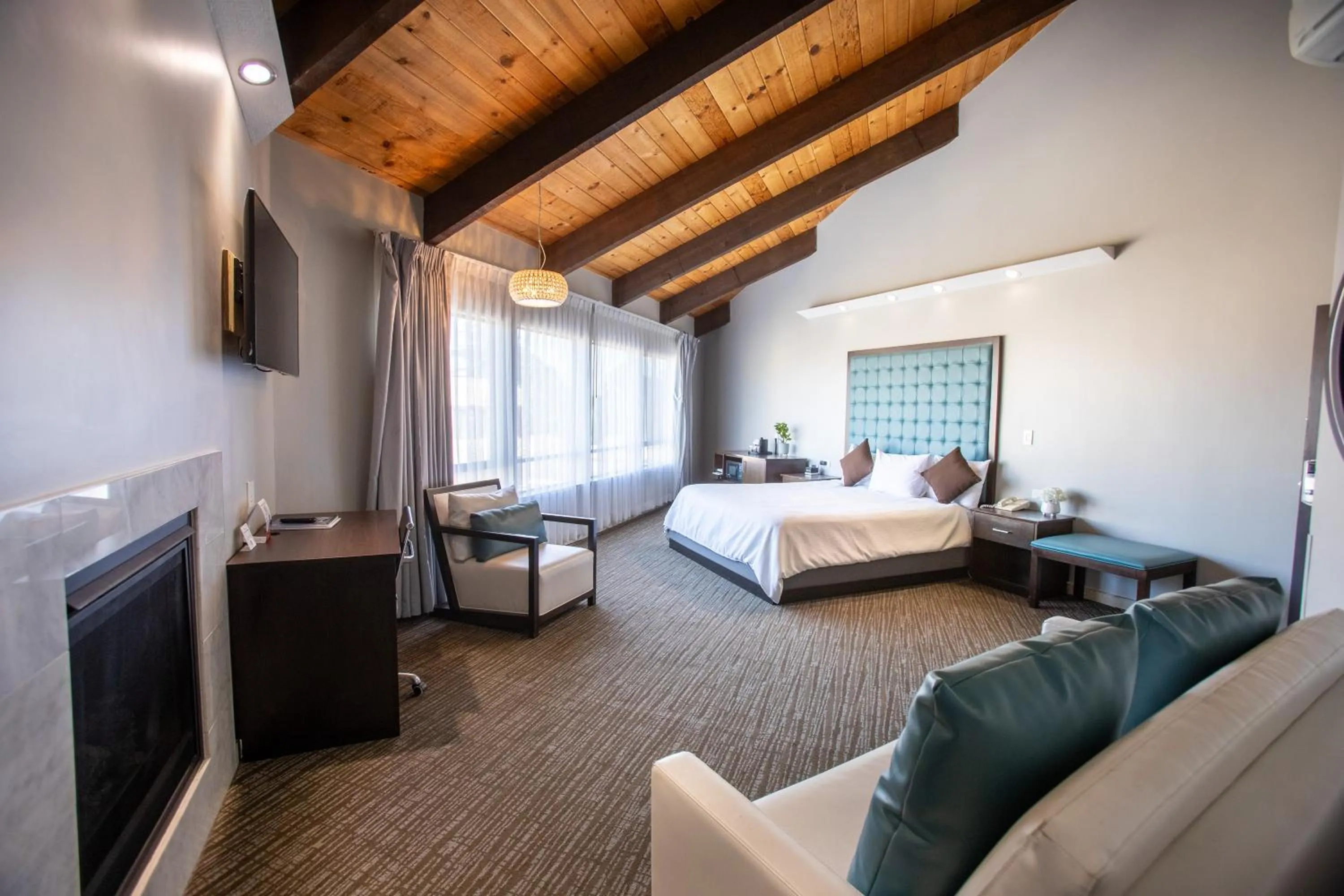 Photo of the whole room, Bed in Munras Inn