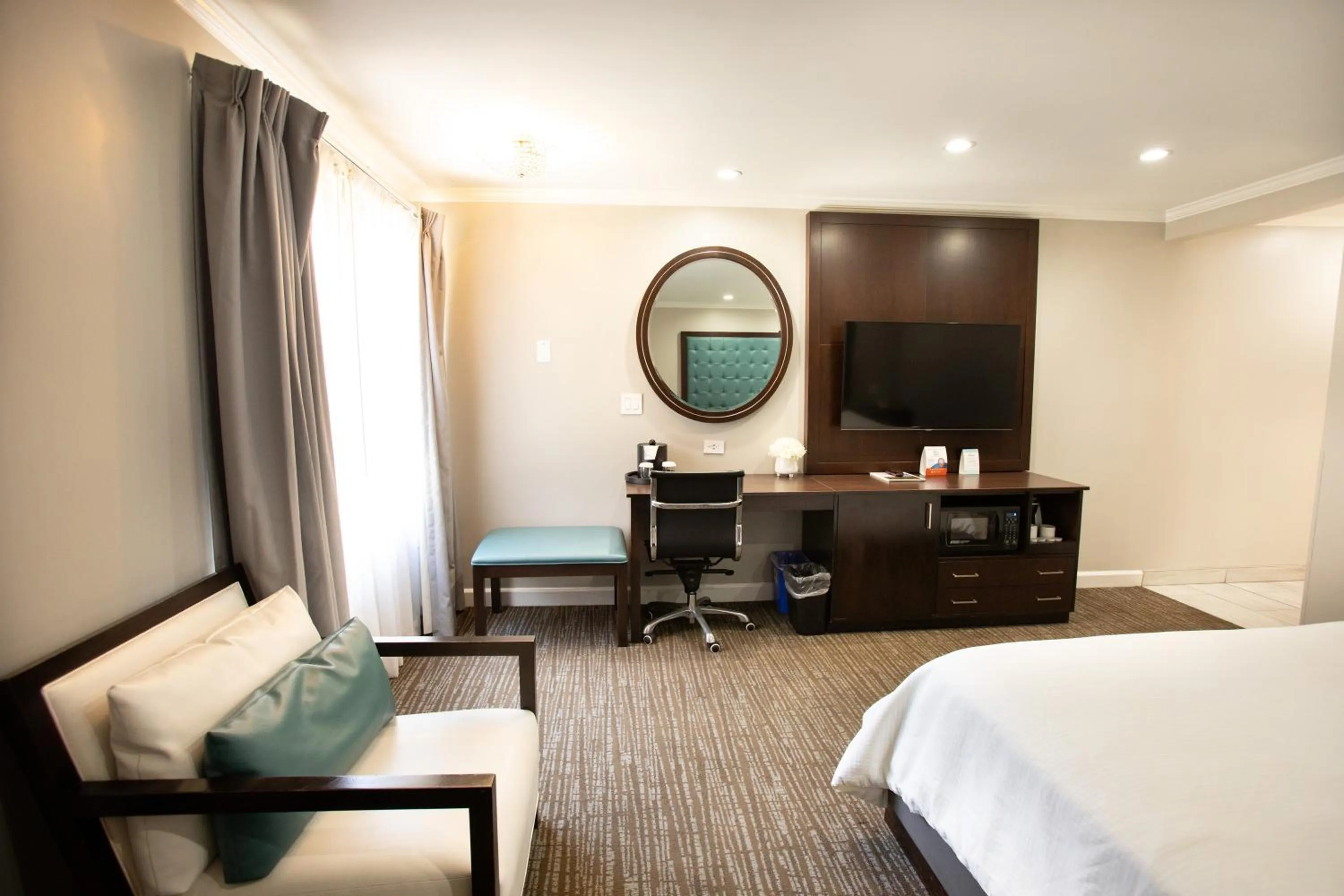 Photo of the whole room, Bed in Munras Inn