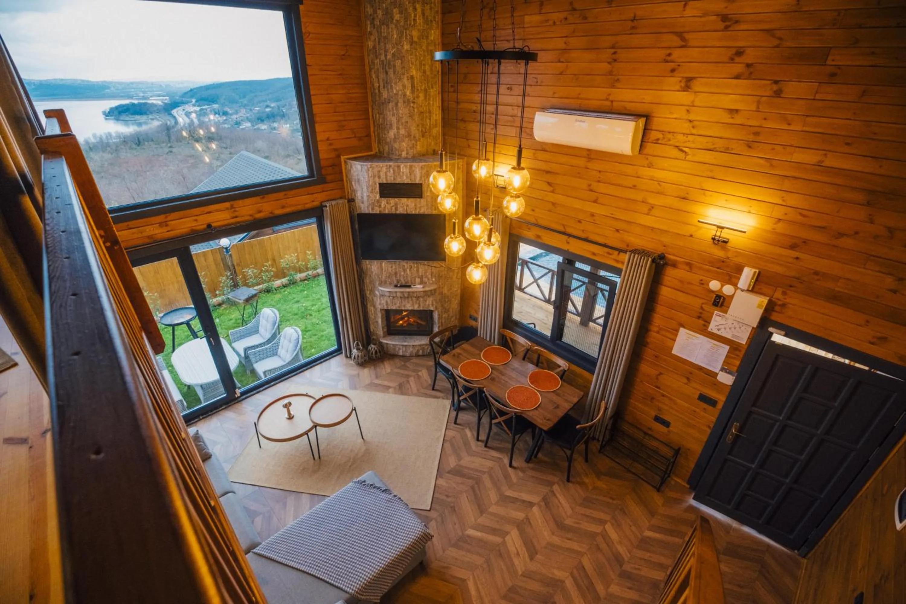 Communal lounge/ TV room in Woodlodge Country Sapanca