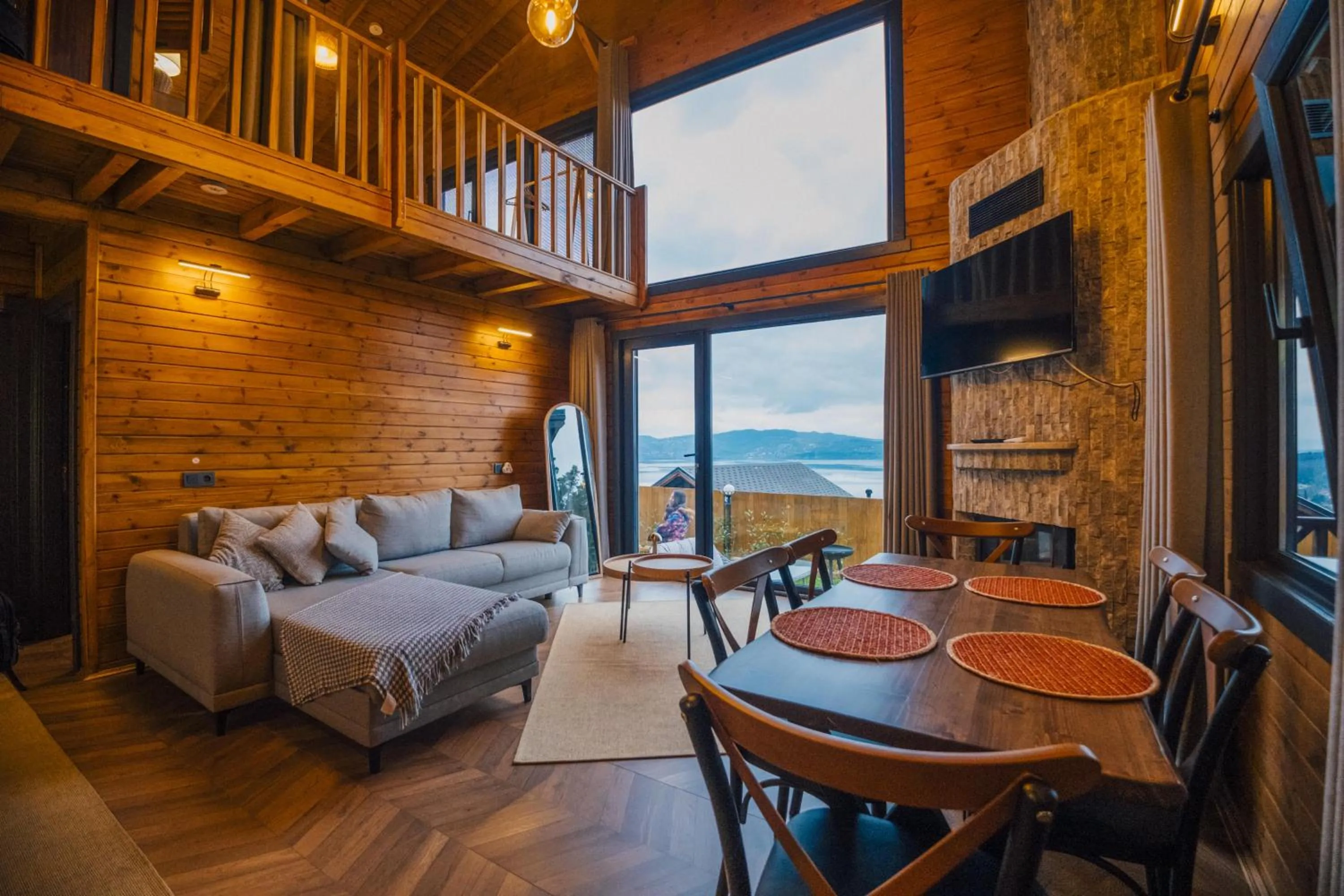 Communal lounge/ TV room in Woodlodge Country Sapanca