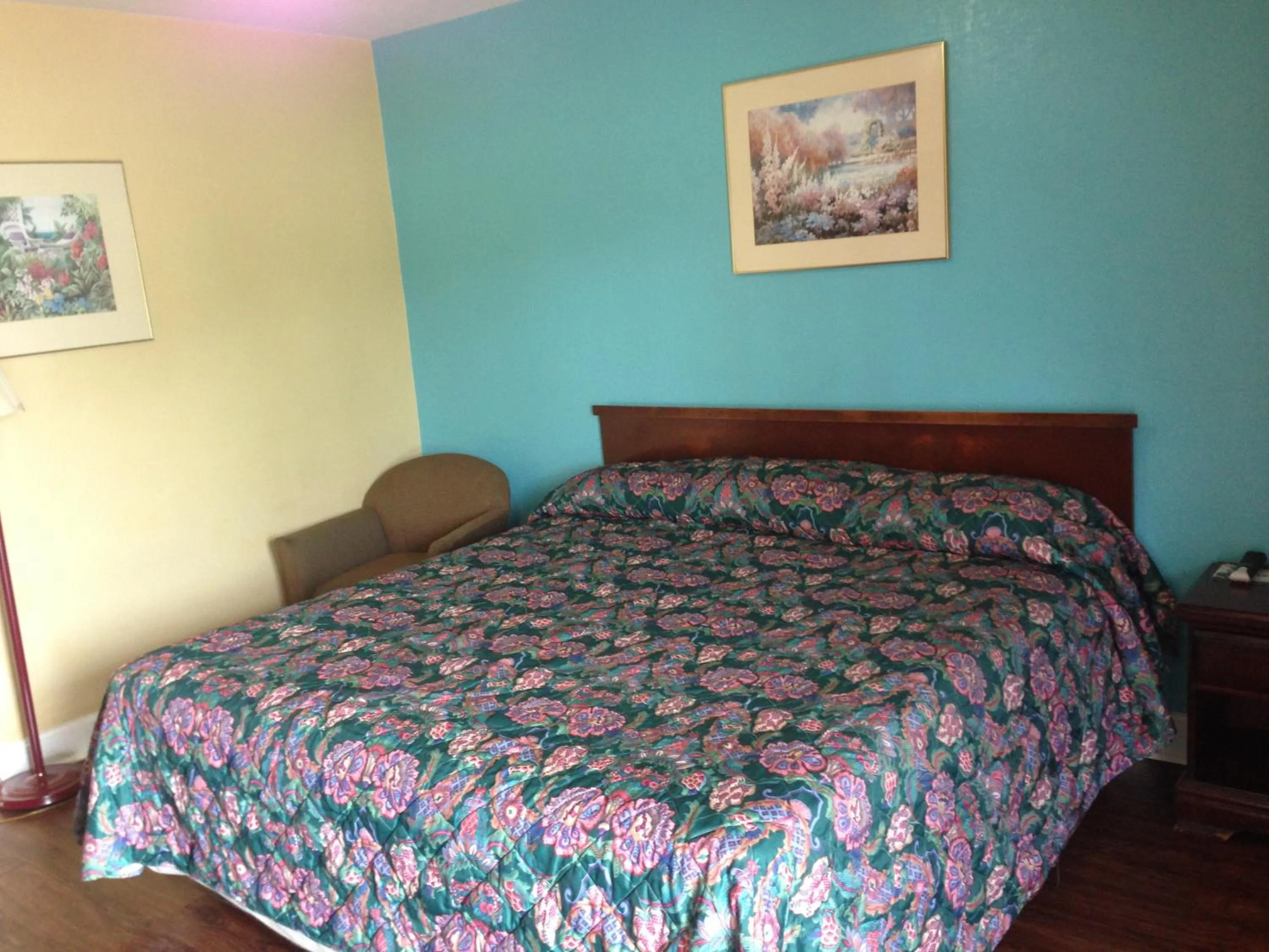 Bed in Ole English Inn