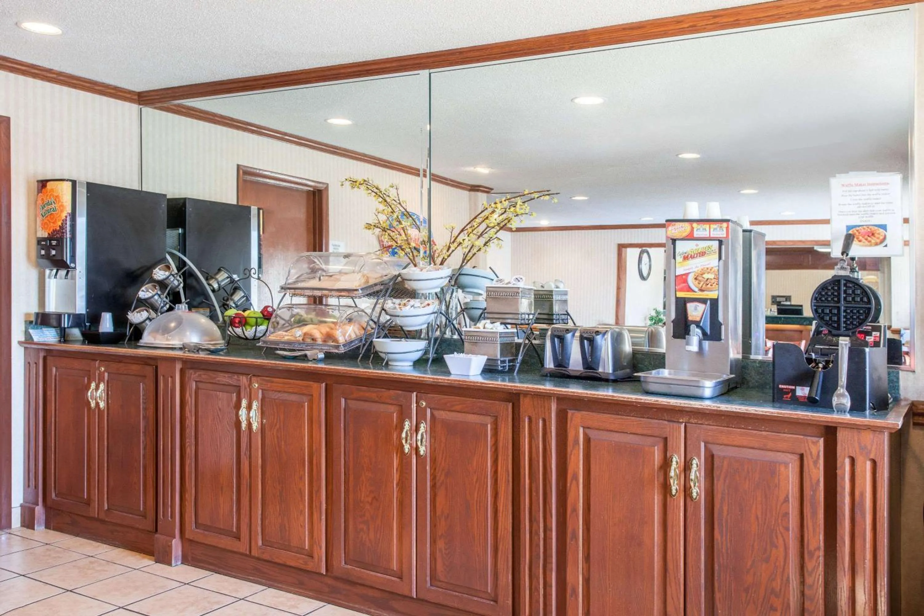 Restaurant/places to eat in Baymont by Wyndham Detroit/Roseville