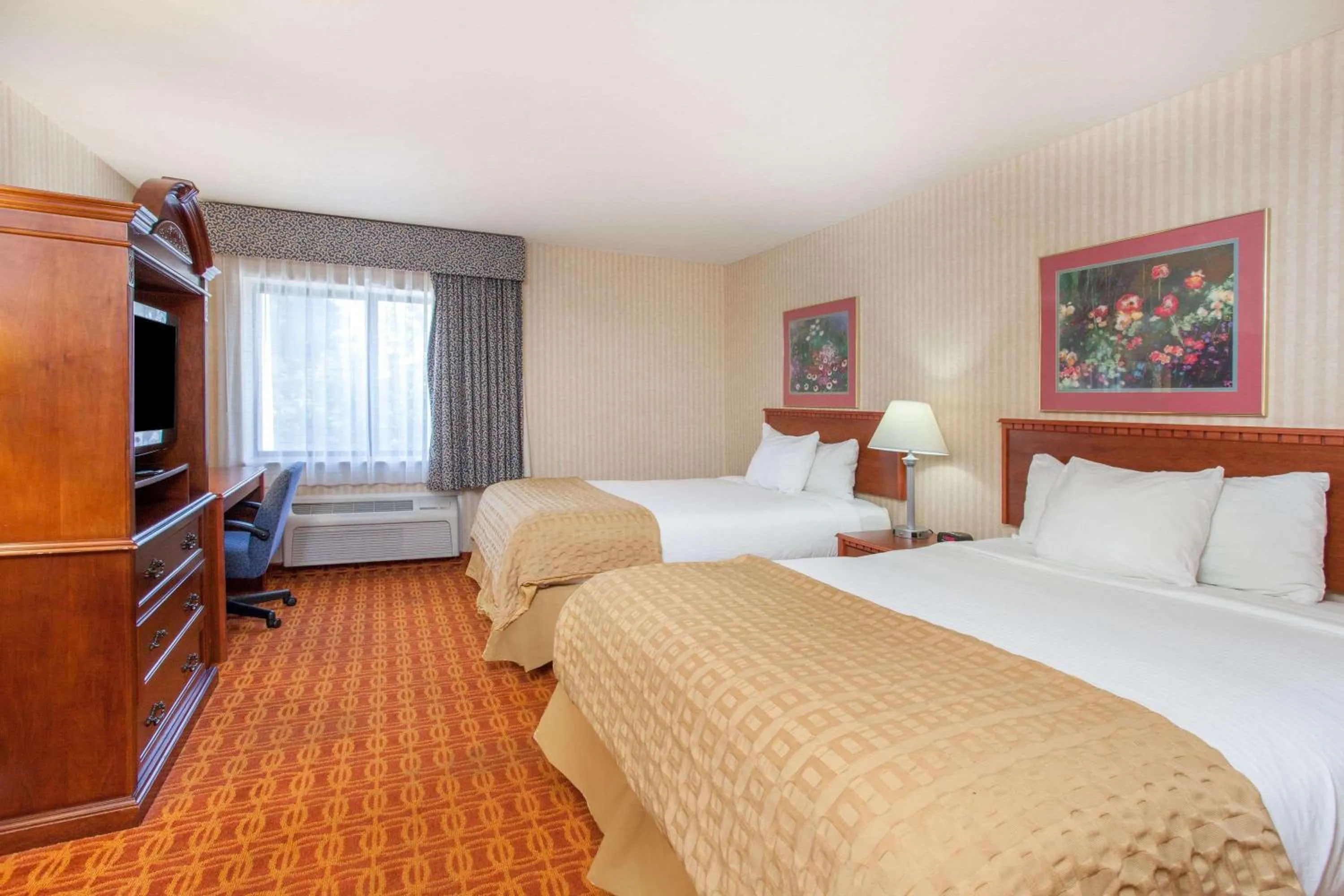 Photo of the whole room, Bed in Baymont by Wyndham Detroit/Roseville
