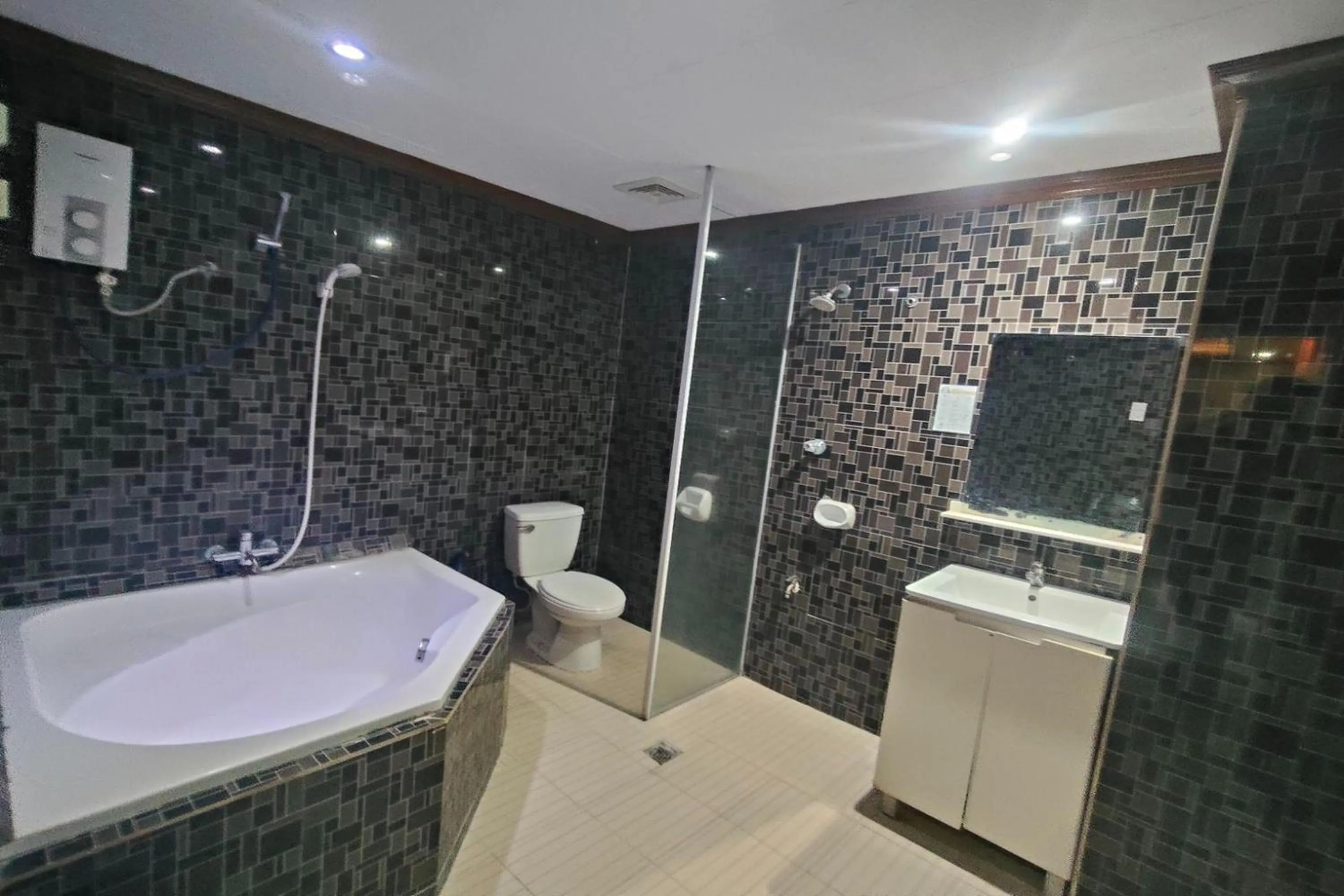 Shower in Taj Hotel Tuguegarao