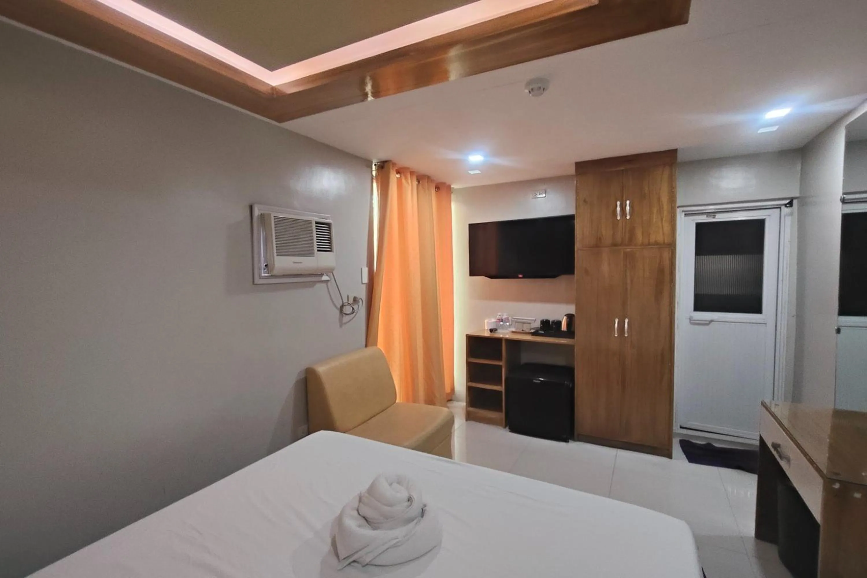 Bedroom, Bed in Taj Hotel Tuguegarao