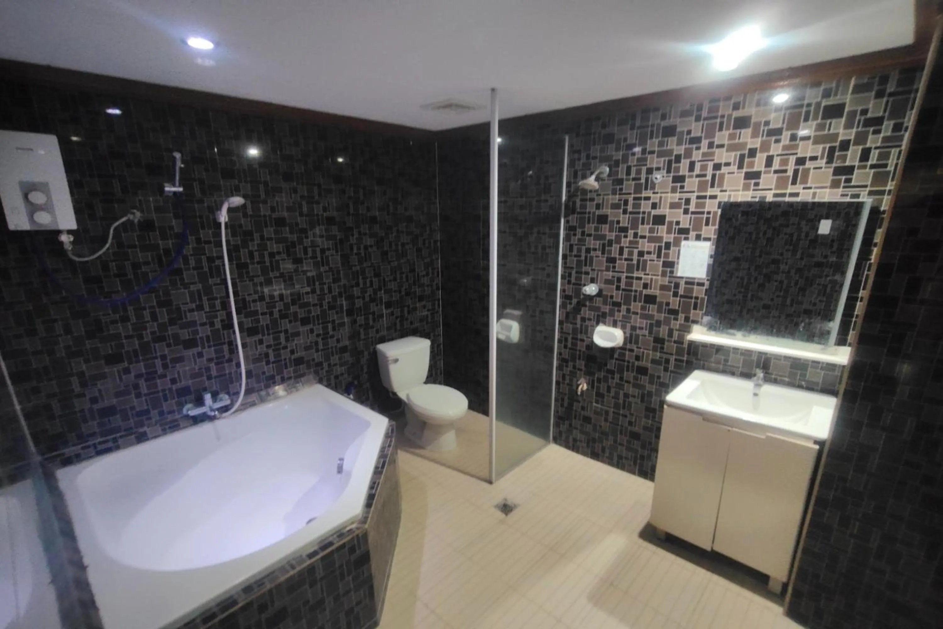 Shower in Taj Hotel Tuguegarao