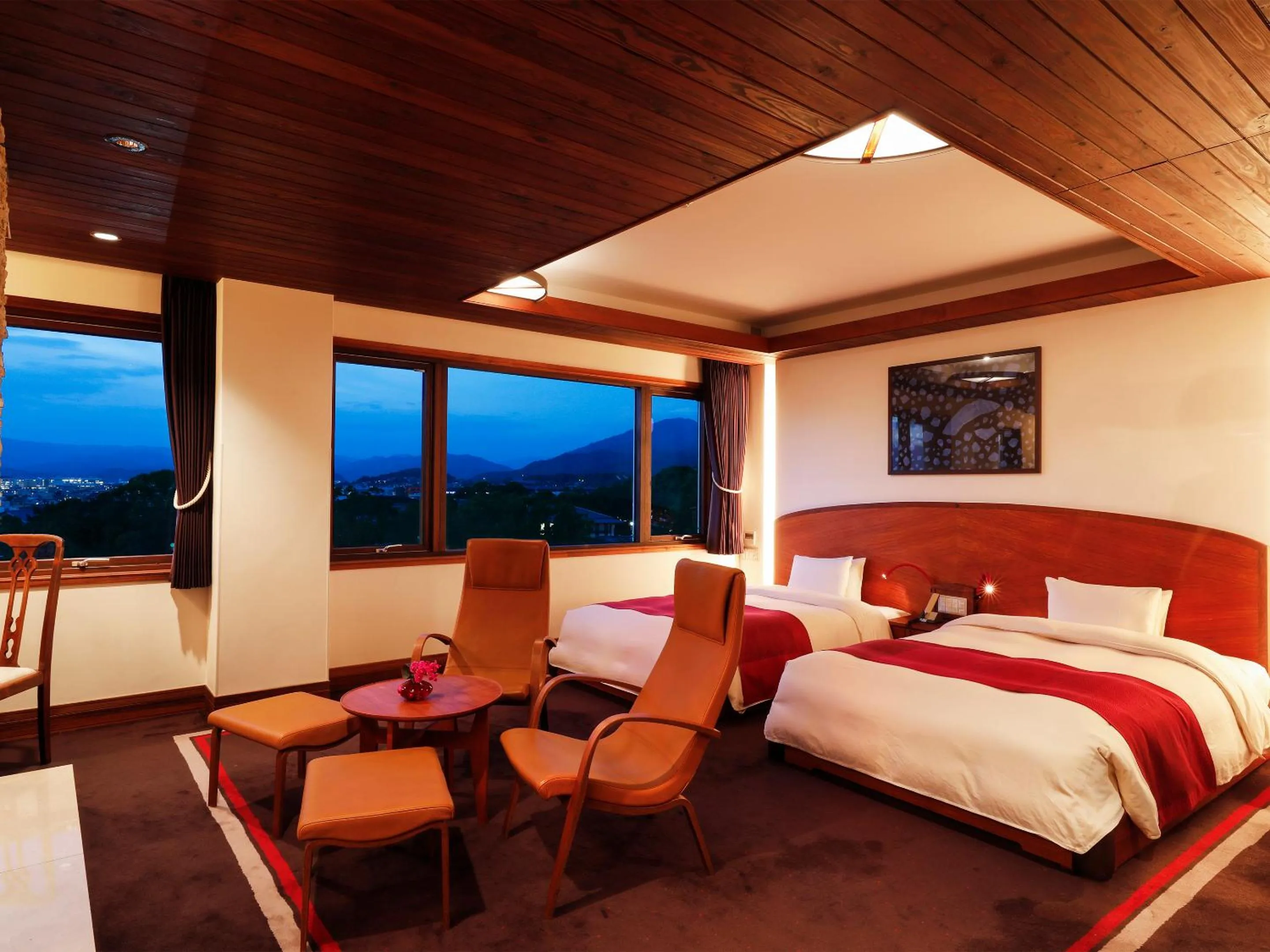 Photo of the whole room, Bed in Hotel Chourakukan Kyoto Gion 長楽館 京都