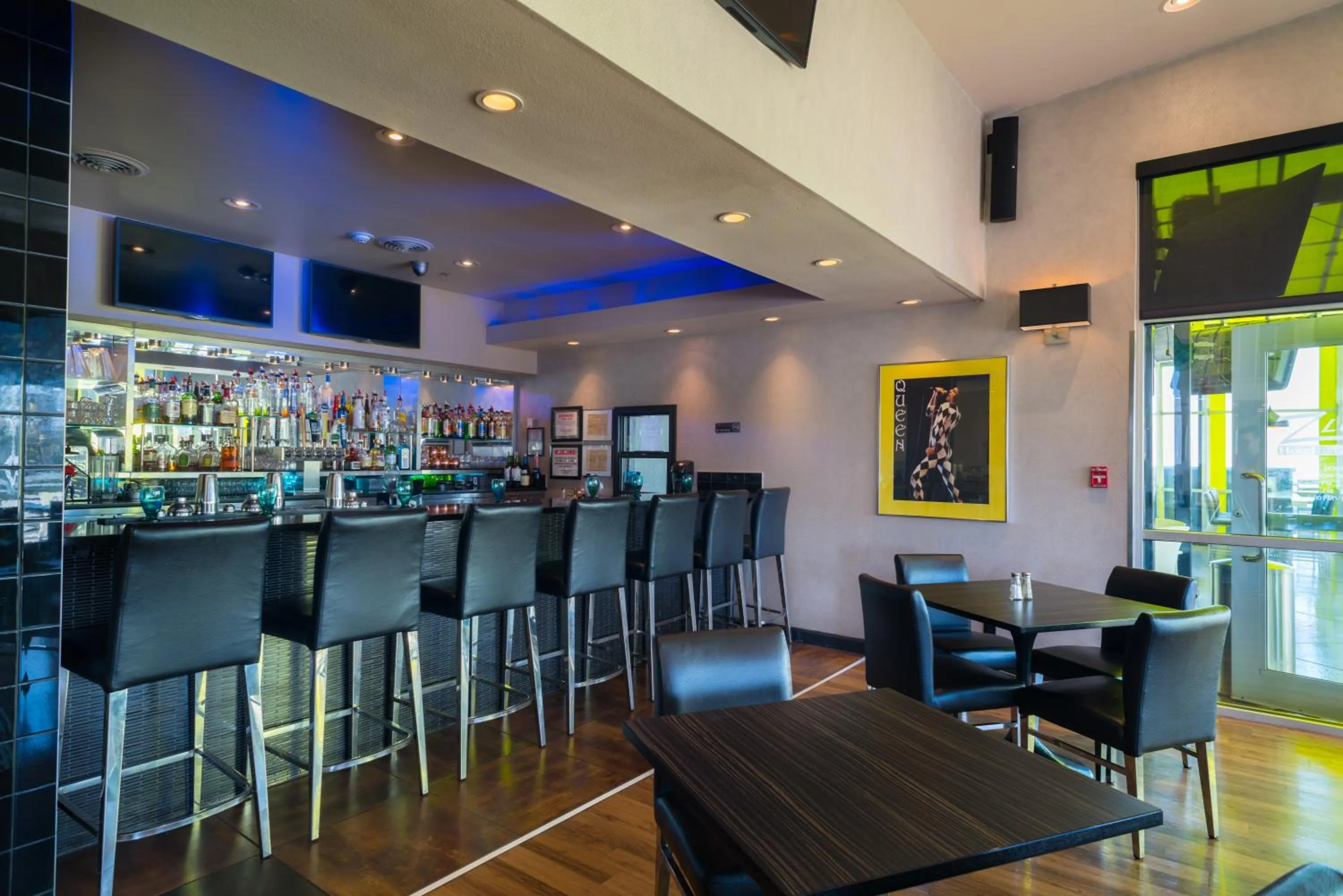 Restaurant/places to eat in Z Loft Extended Stay Hotel