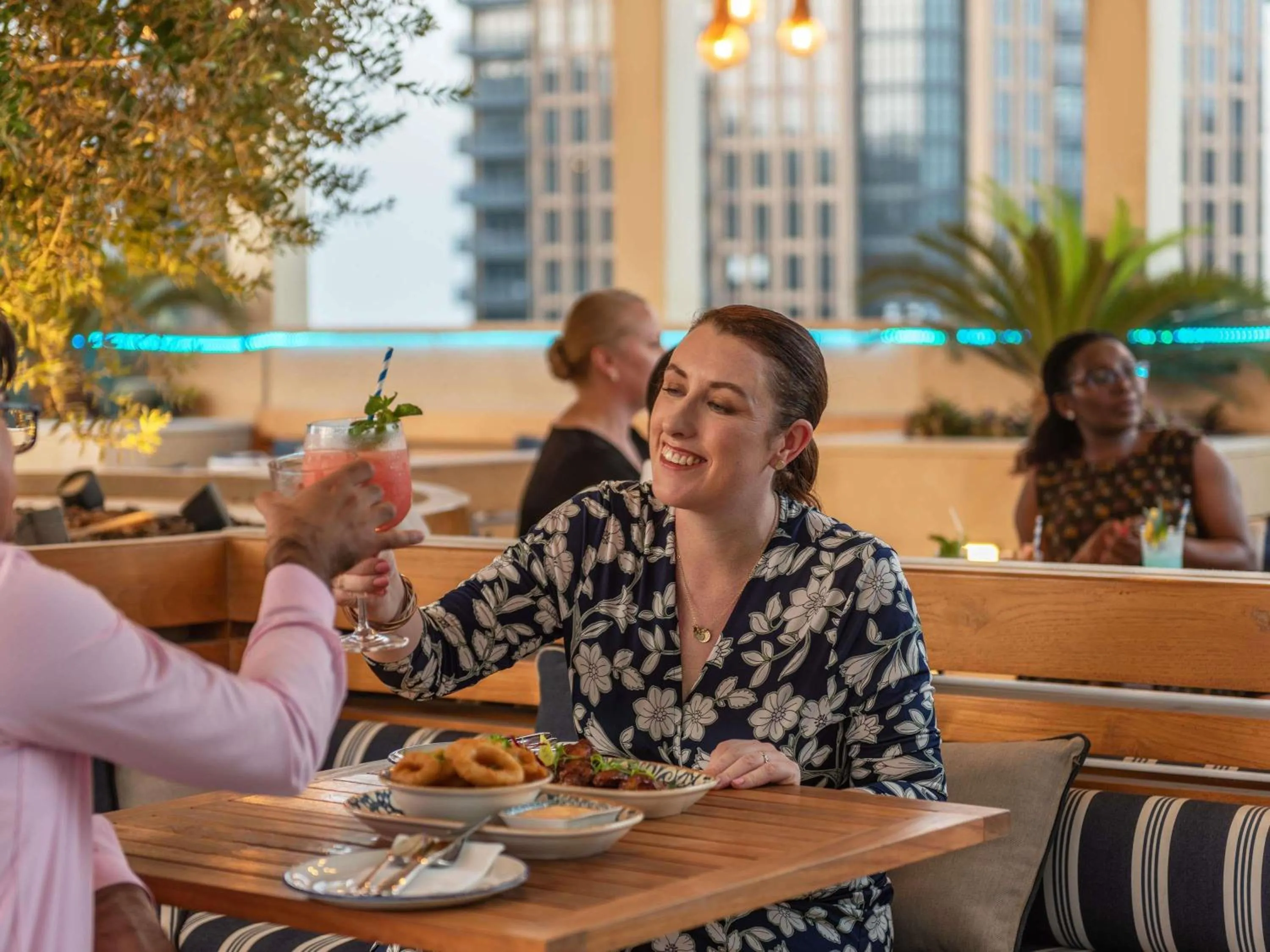 Lounge or bar in Mercure Dubai Gold District