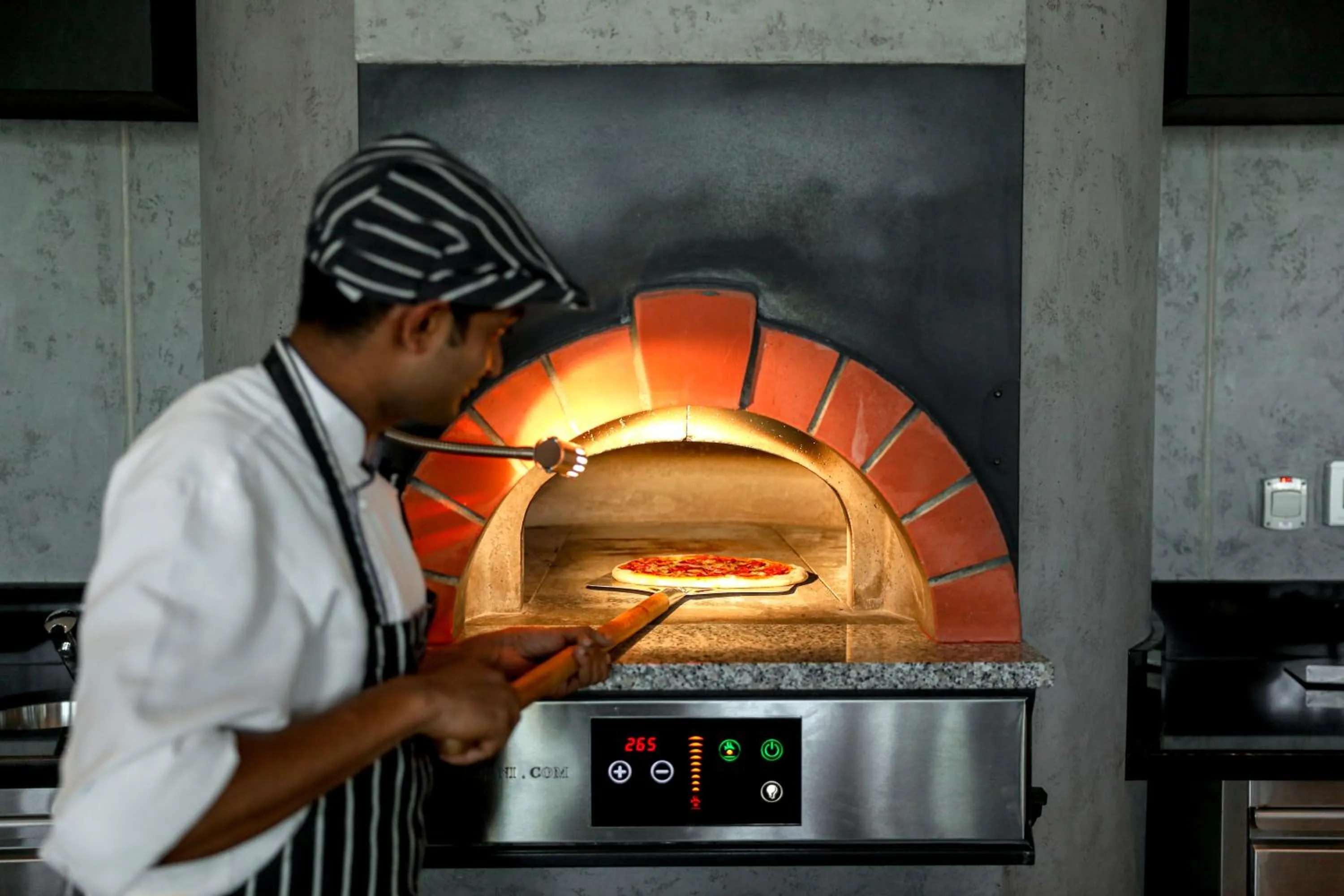 Restaurant/places to eat in Mercure Dubai Gold District