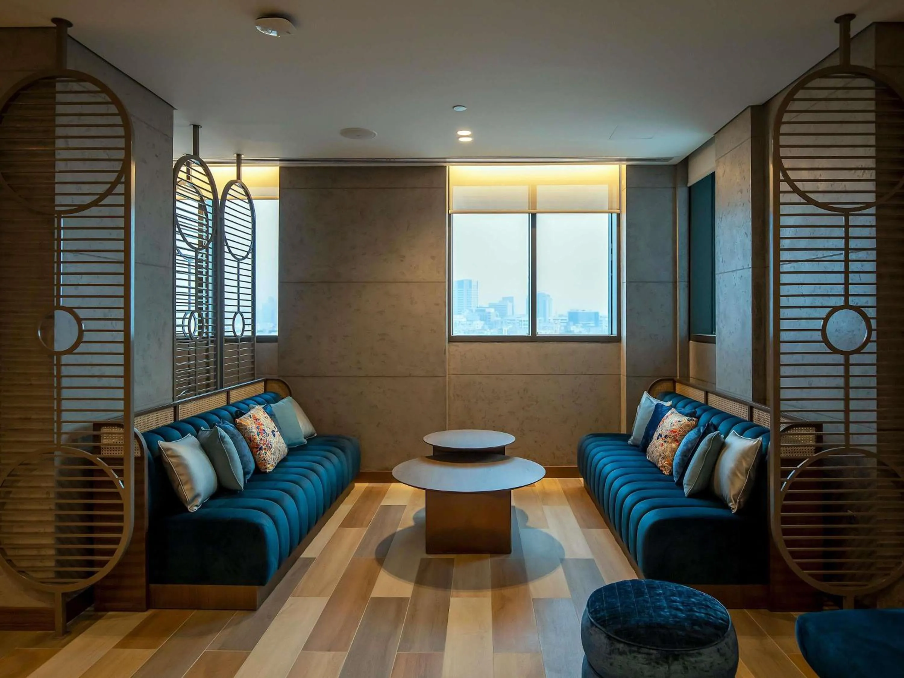 Lounge or bar in Mercure Dubai Gold District