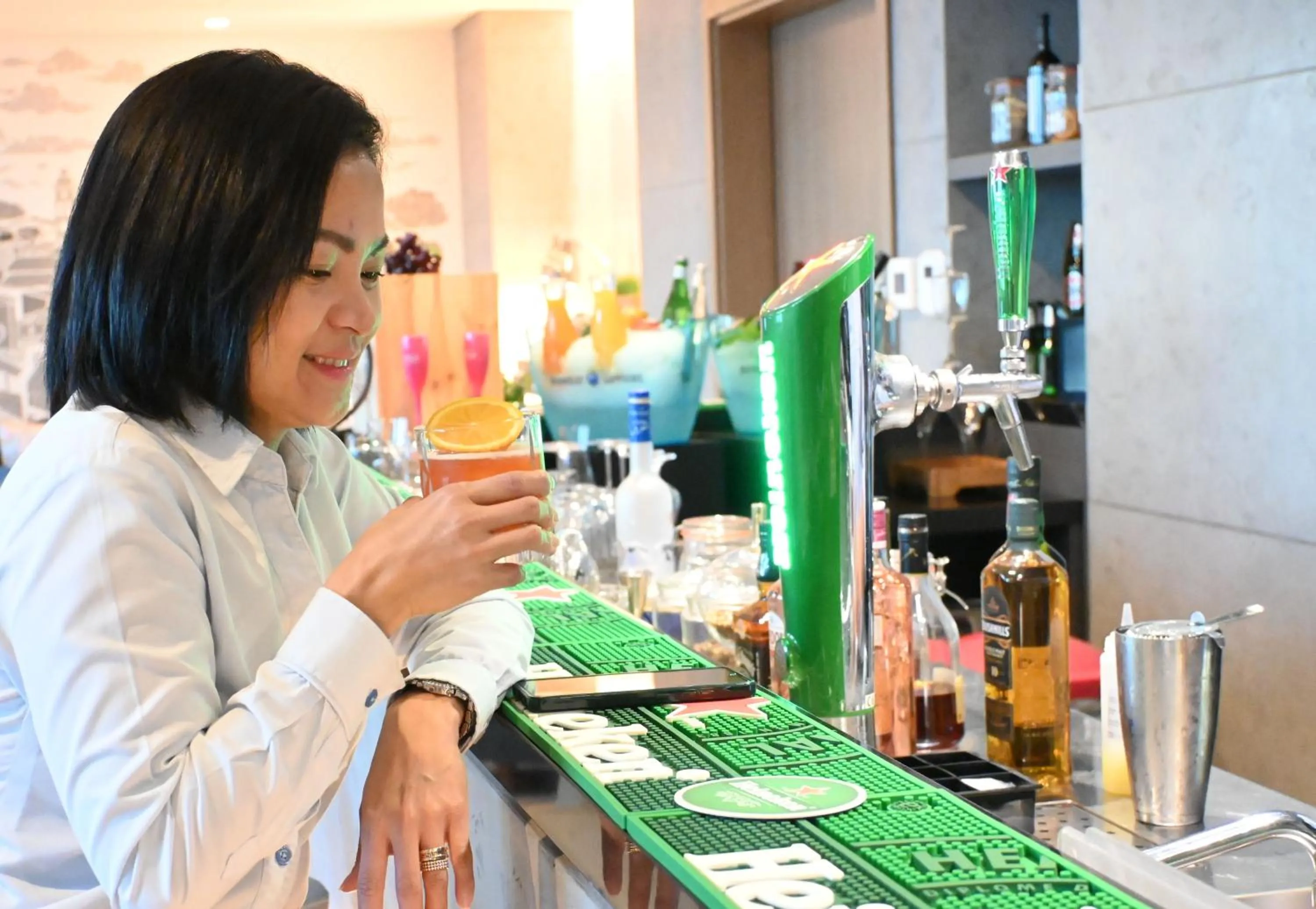 Lounge or bar in Mercure Dubai Gold District