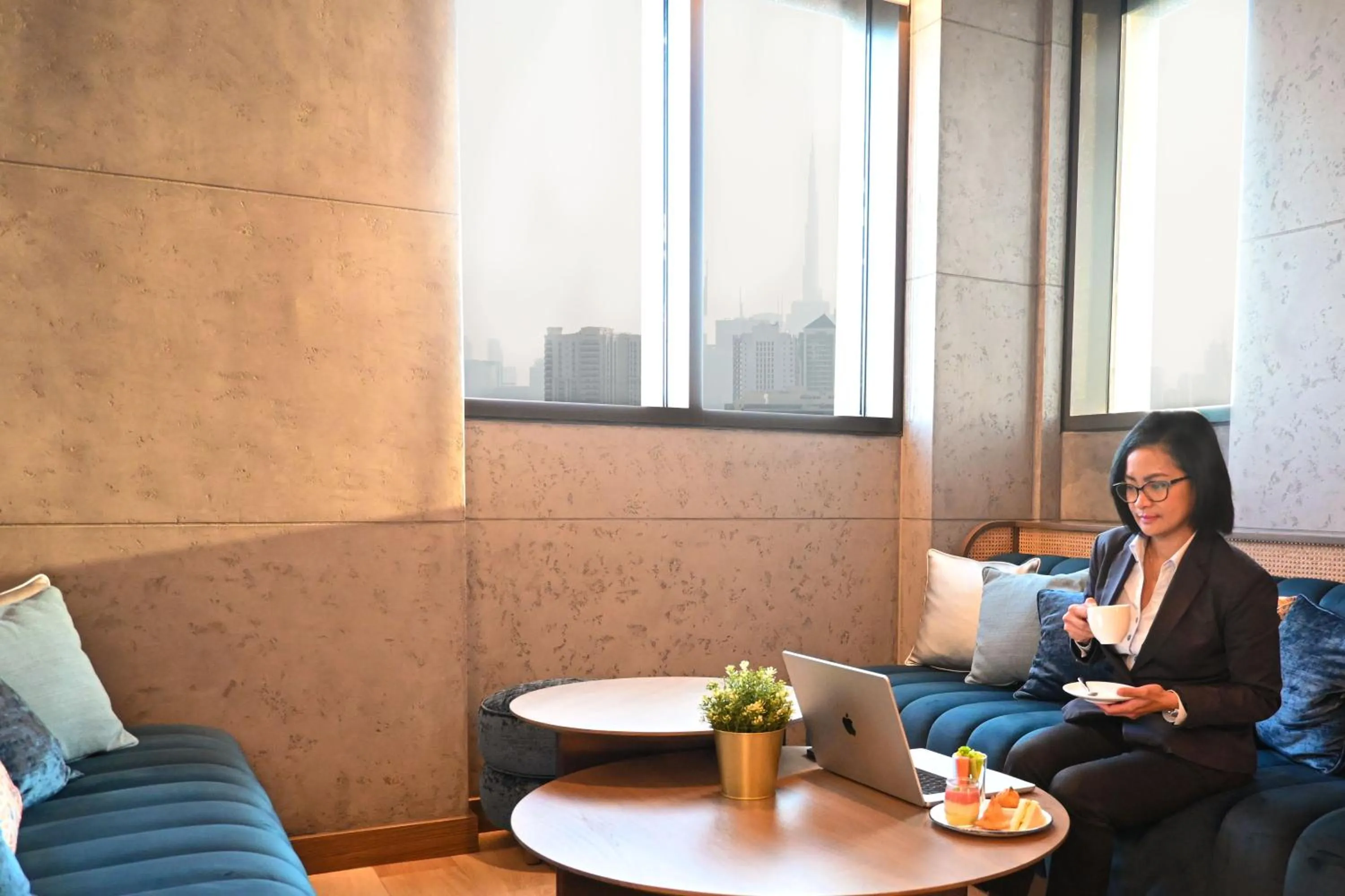 Lounge or bar in Mercure Dubai Gold District