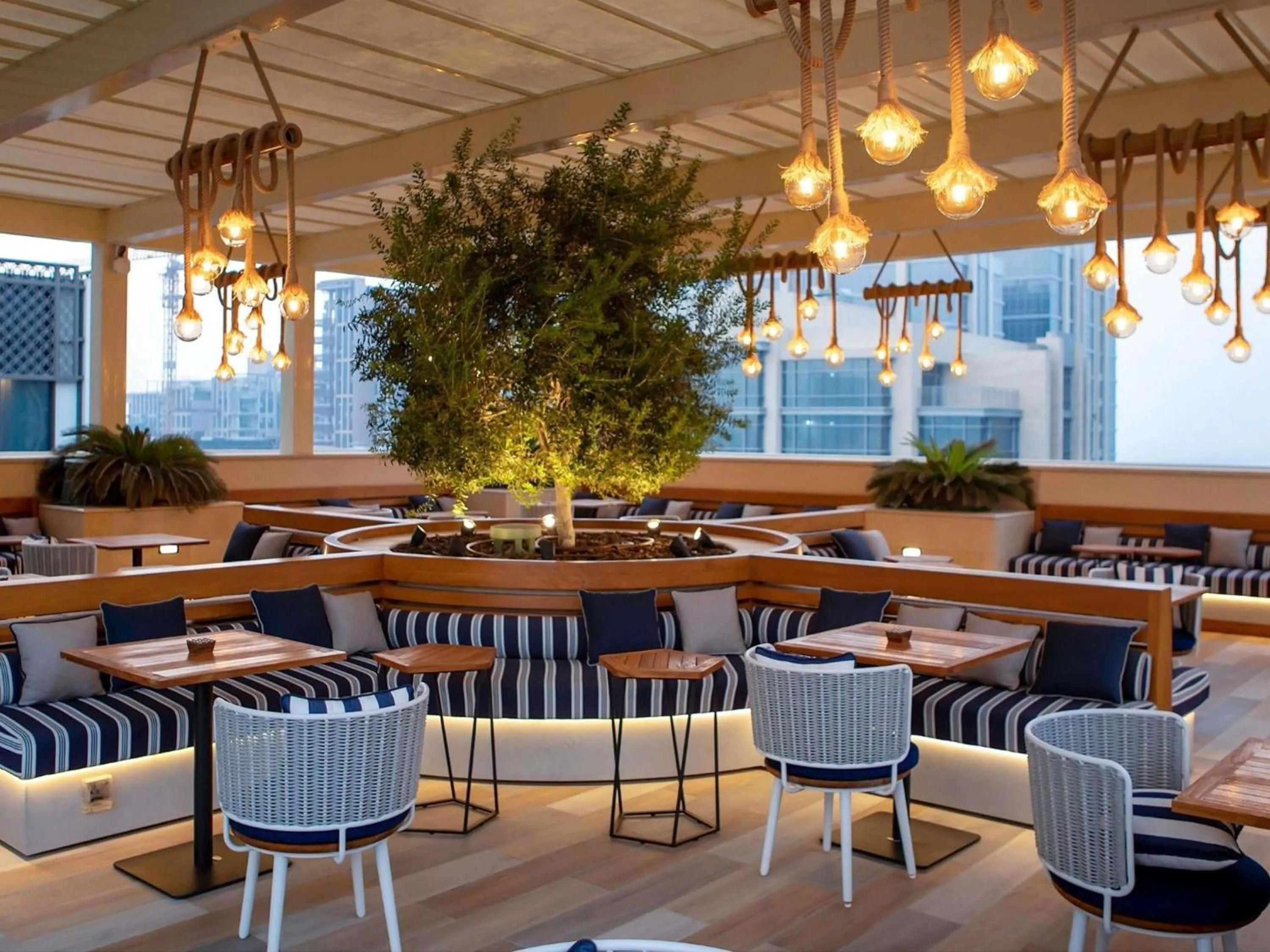 Lounge or bar in Mercure Dubai Gold District