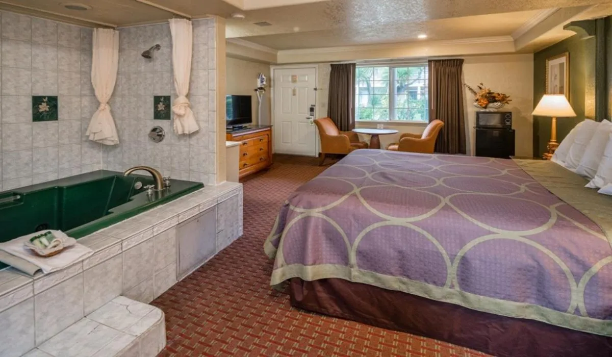 Bed in Rose Garden Inn - San Jose Airport