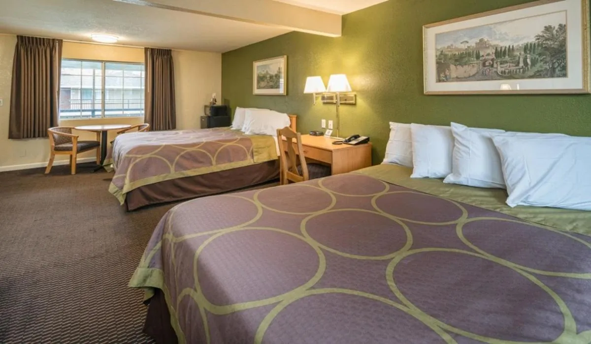 Bed in Rose Garden Inn - San Jose Airport