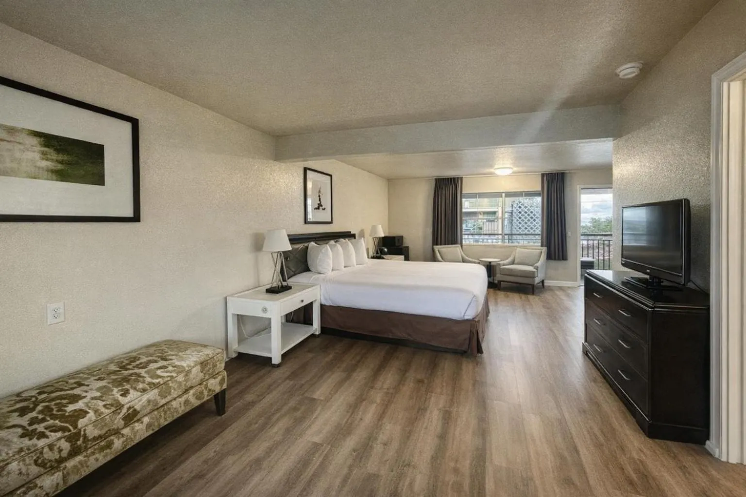 Bed in Rose Garden Inn - San Jose Airport