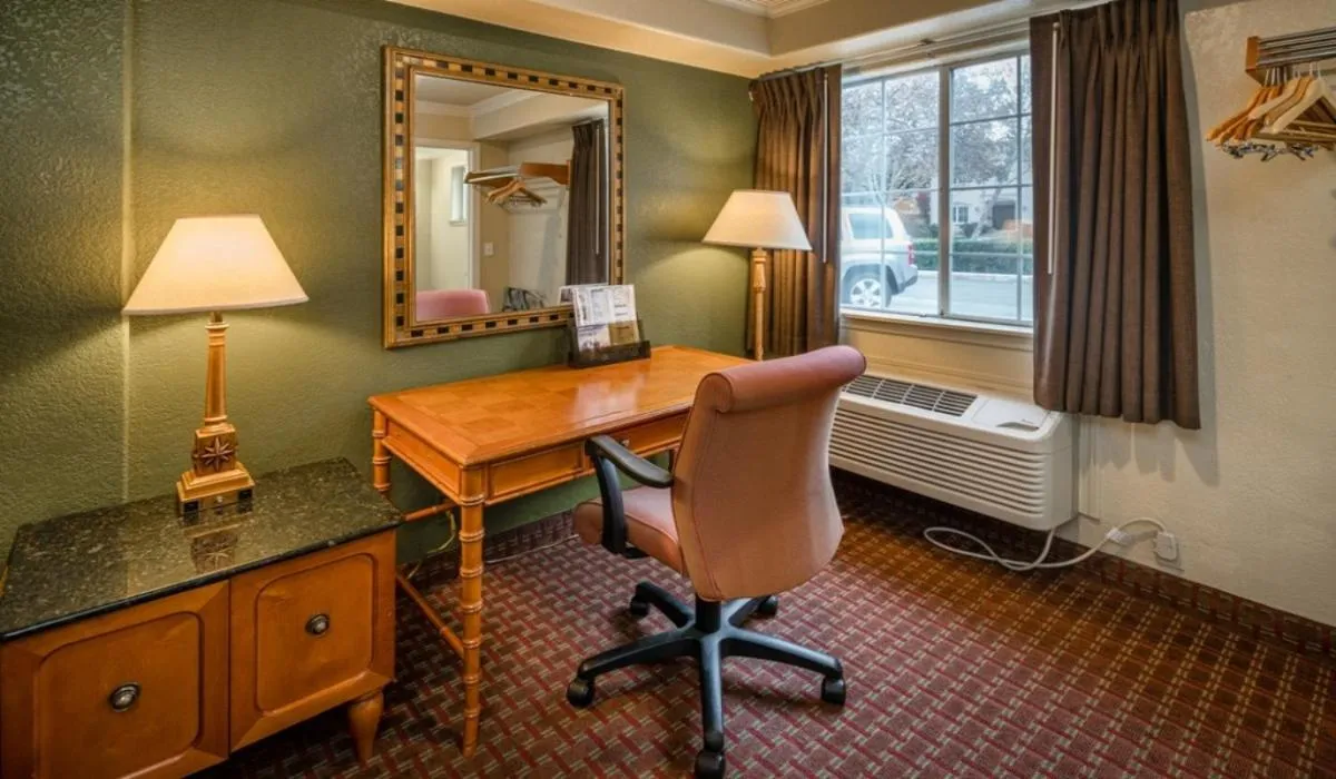 Seating area in Rose Garden Inn - San Jose Airport