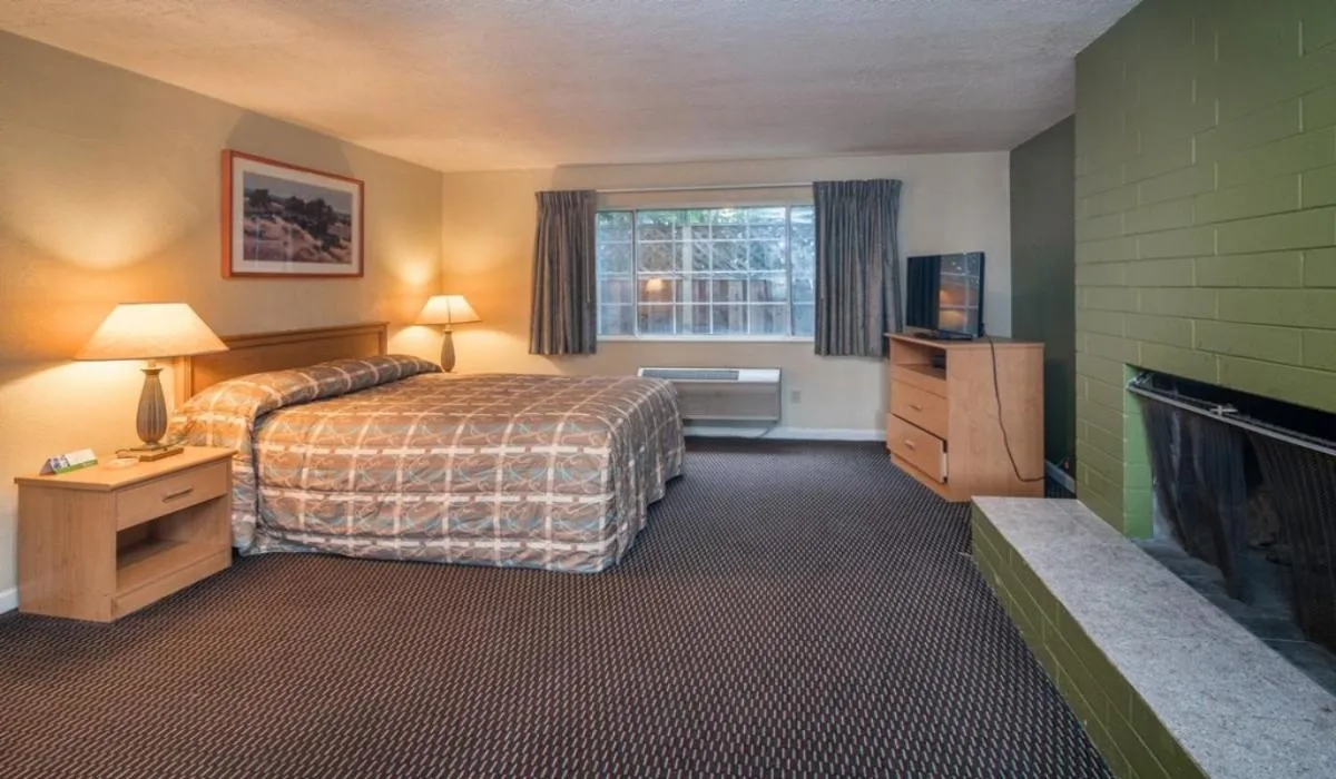 Bed in Rose Garden Inn - San Jose Airport