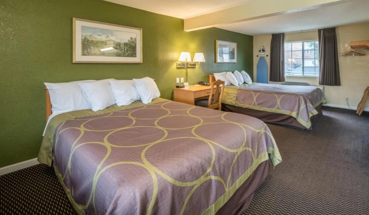 Bed in Rose Garden Inn - San Jose Airport