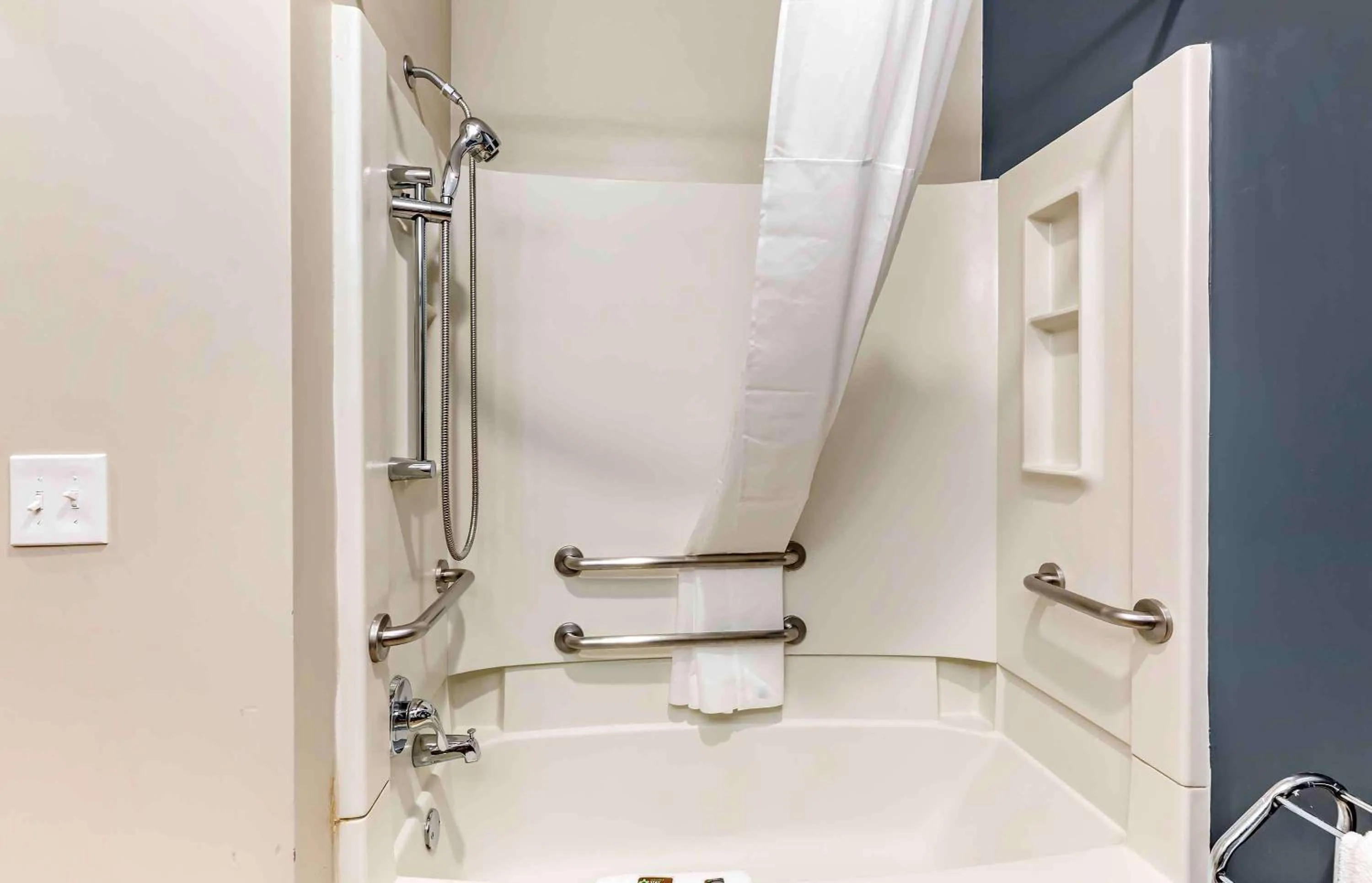 Bathroom in Extended Stay America Suites - Buffalo - Airport