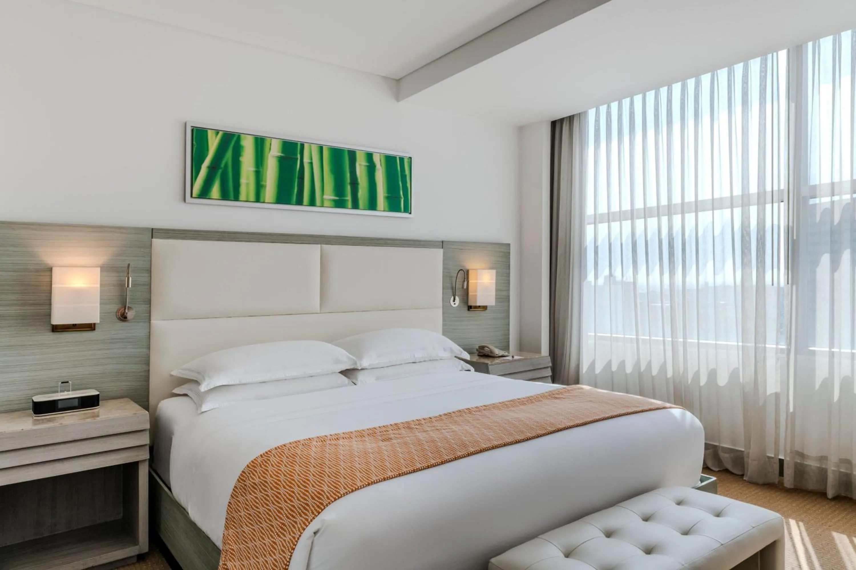 Bedroom, Bed in Cali Marriott Hotel