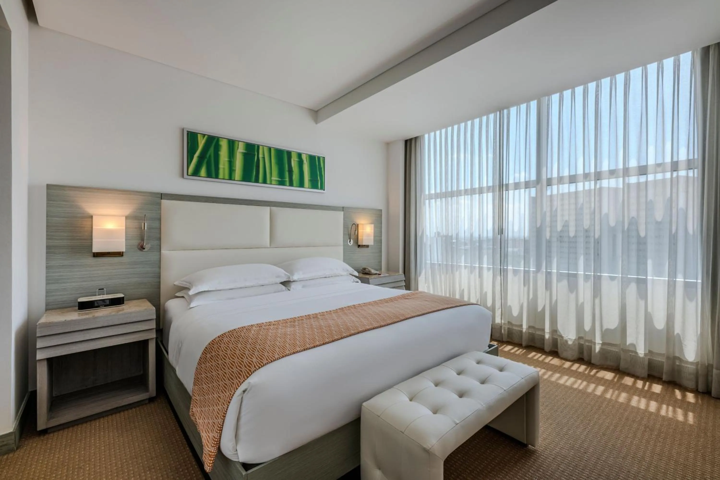 Bedroom, Bed in Cali Marriott Hotel